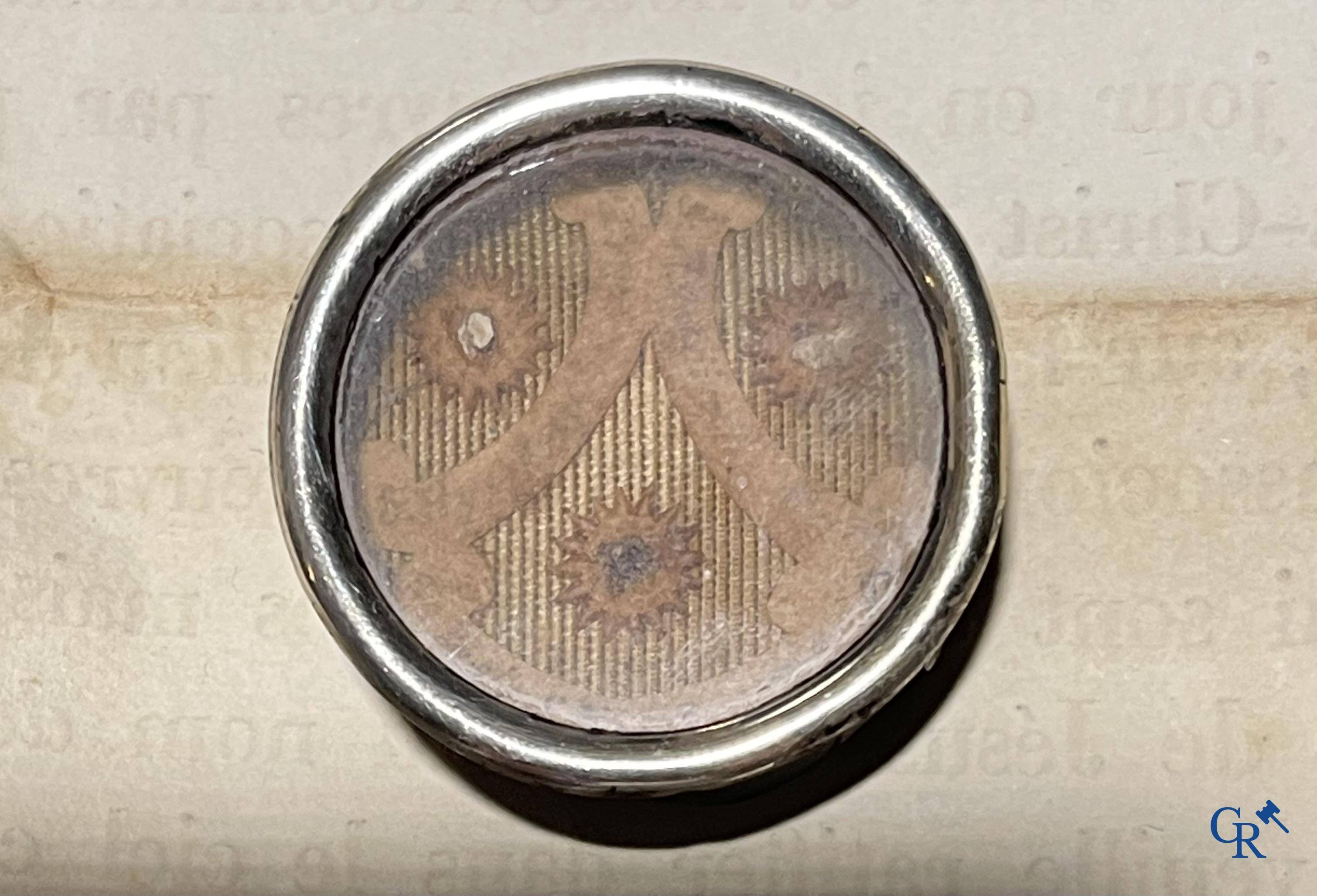 Objets religieux, un lot de 4 thecas scellés qui contiennent ensemble 23 reliques et plusieurs cedulas.