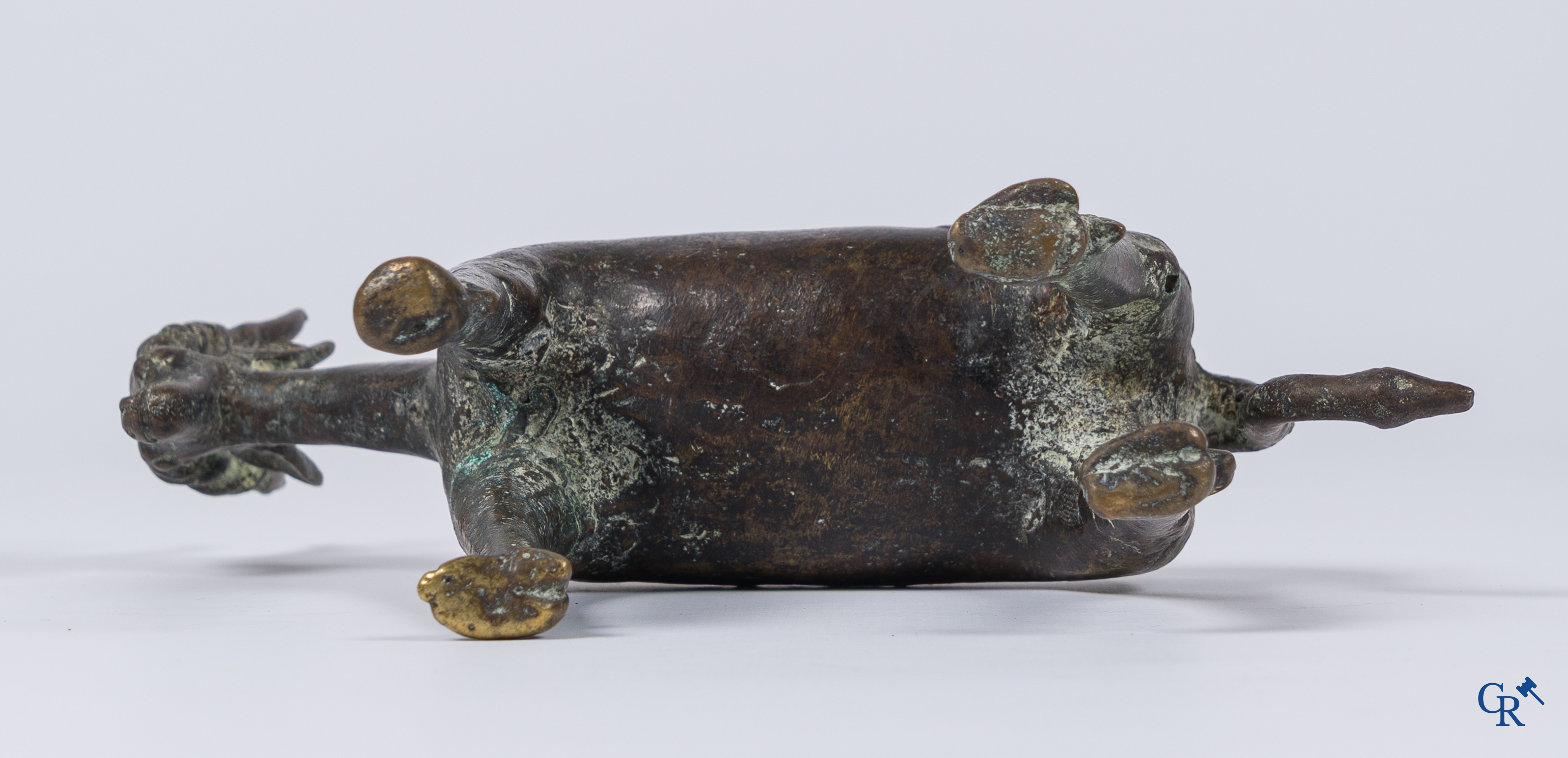 Ancien bronze avec une représentation d'une antilope. Anciennes réparations et la jambe avant droite remplacé.