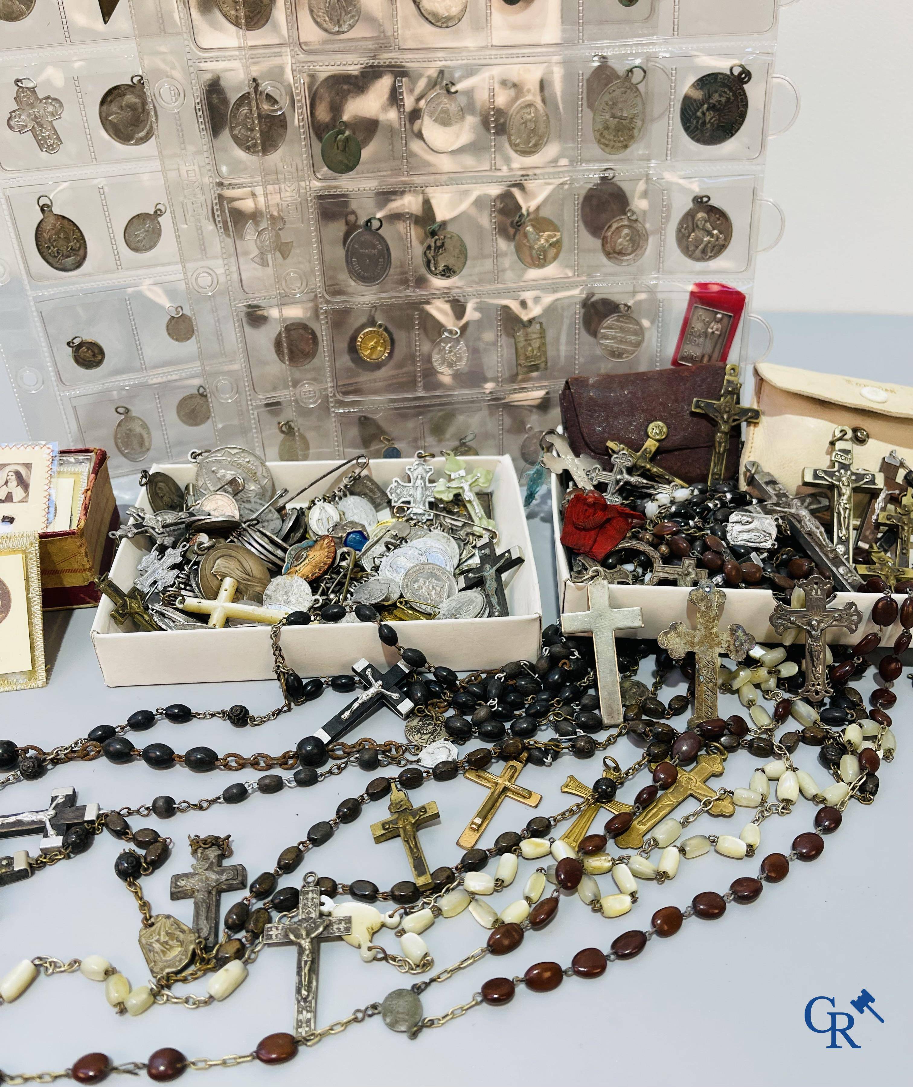 A lot with various religious objects and brocante. Including 2 frames in sepiolite, ex voto hearts, etc.