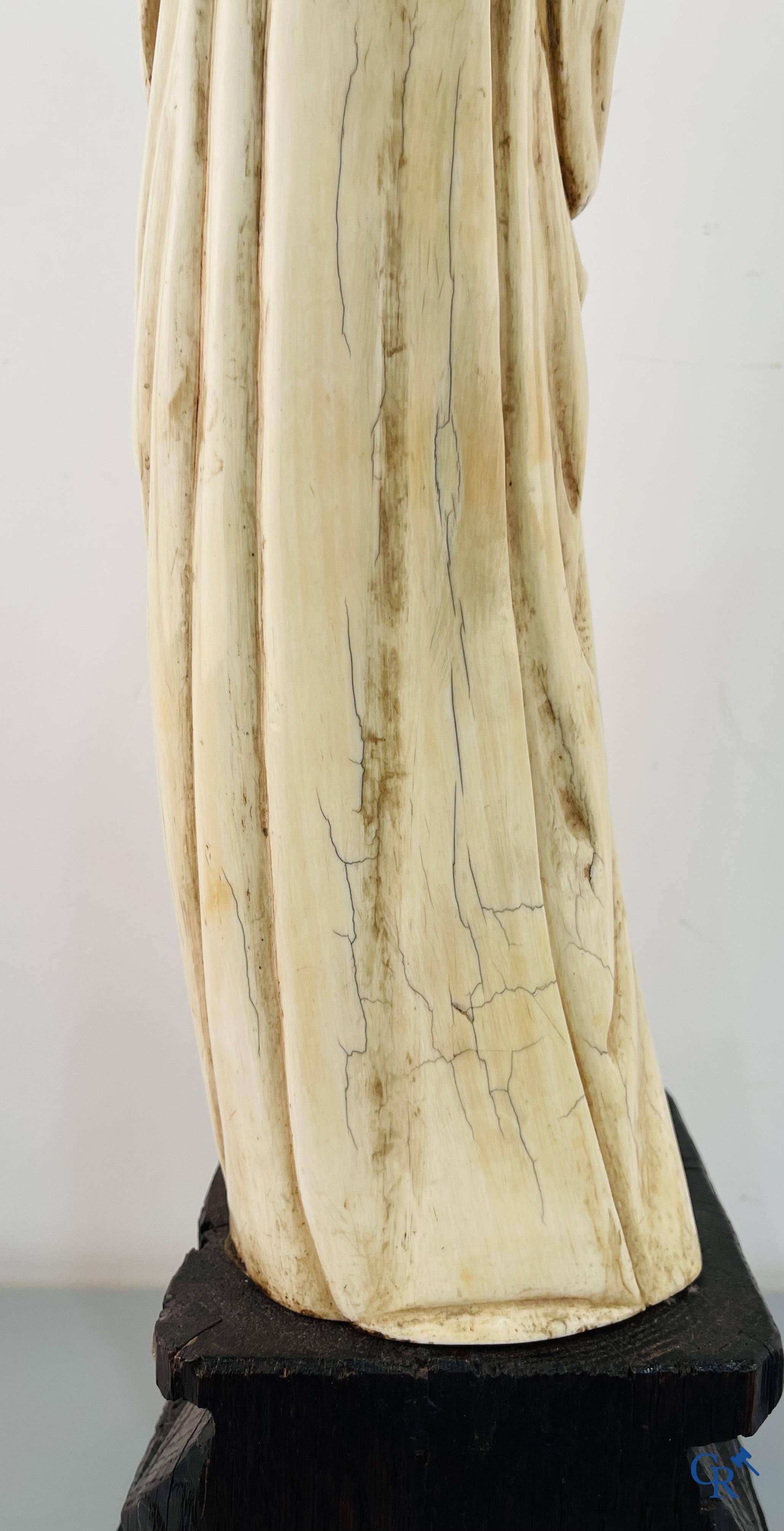 Représentation en ivoire de Sainte Catherine avec l'empereur Maxence sur un piédestal néo-gothique en bois. 