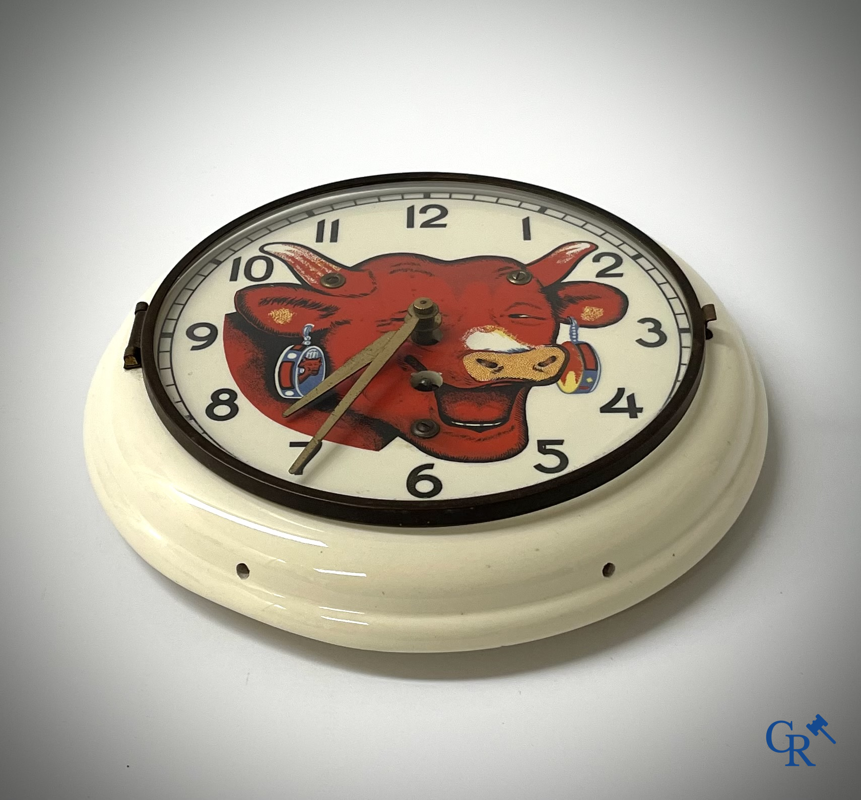 Benjamin Rabier (1864-1939) La Vache Qui Rit, een publiciteits wandklok in faience voor de kazen van Fromageries Bel.