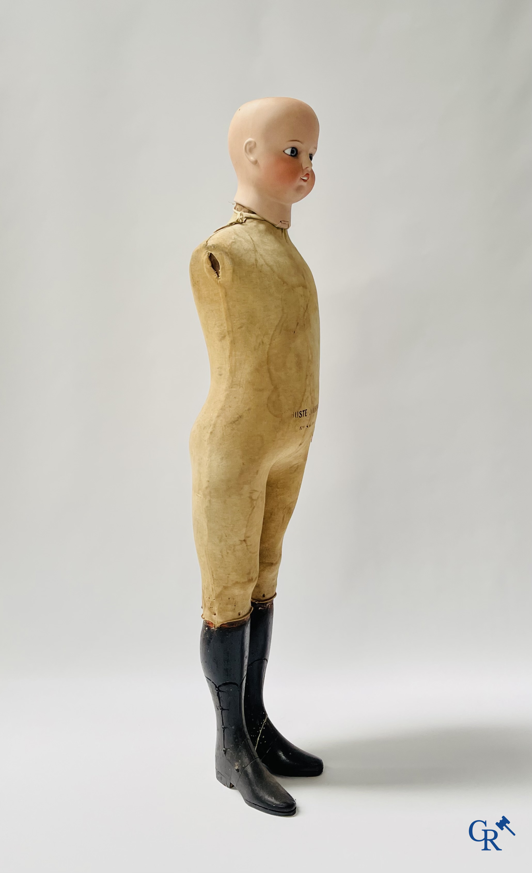 François Gauthier en Buste Jourdan, een mannequinpop in de stijl van Stockman met porseleinen hoofd. Circa 1900.