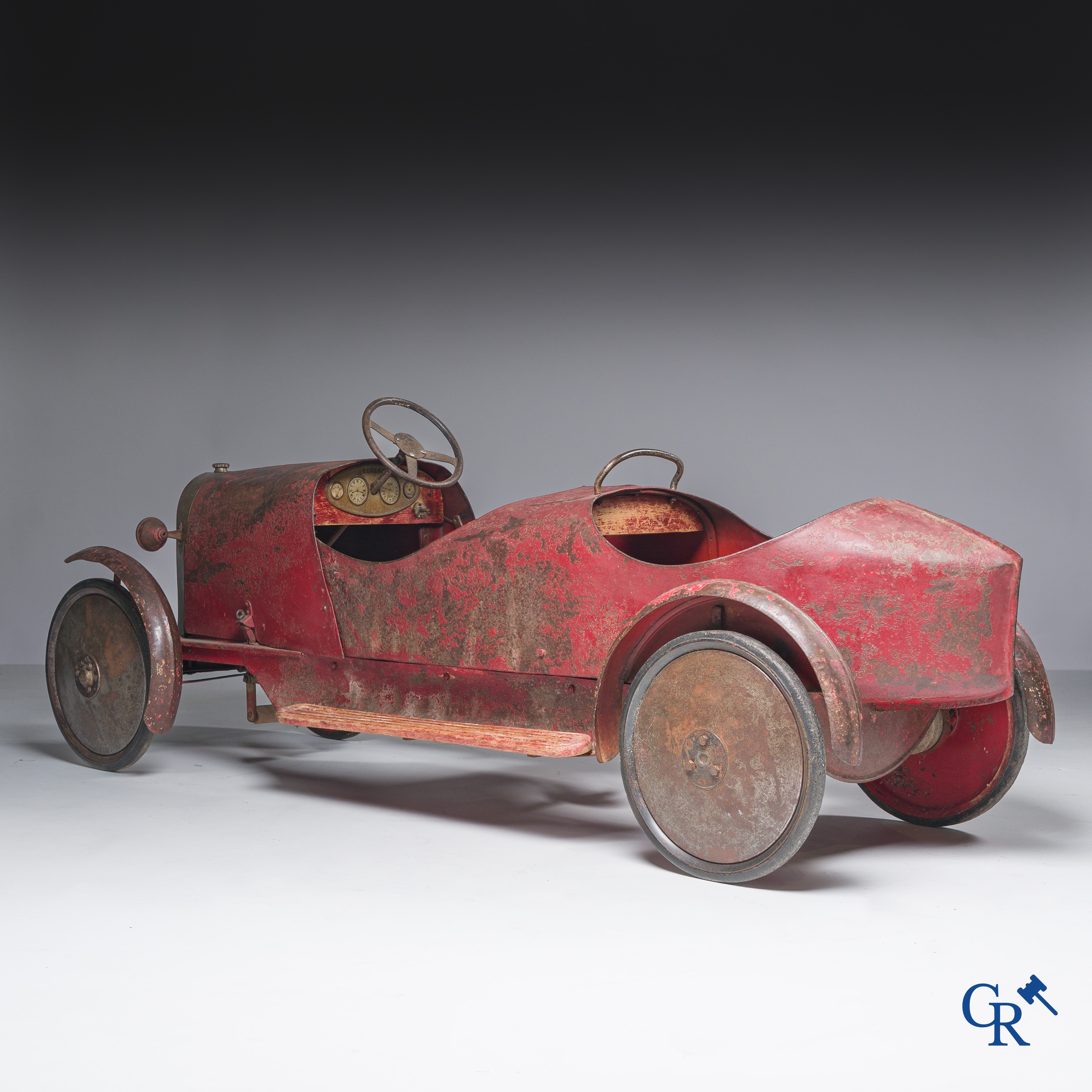 Euréka, uitzonderlijke duo-zit pedaalwagen, Type Bugatti in zijn volledige originele toestand. Frankrijk 1928-1930.