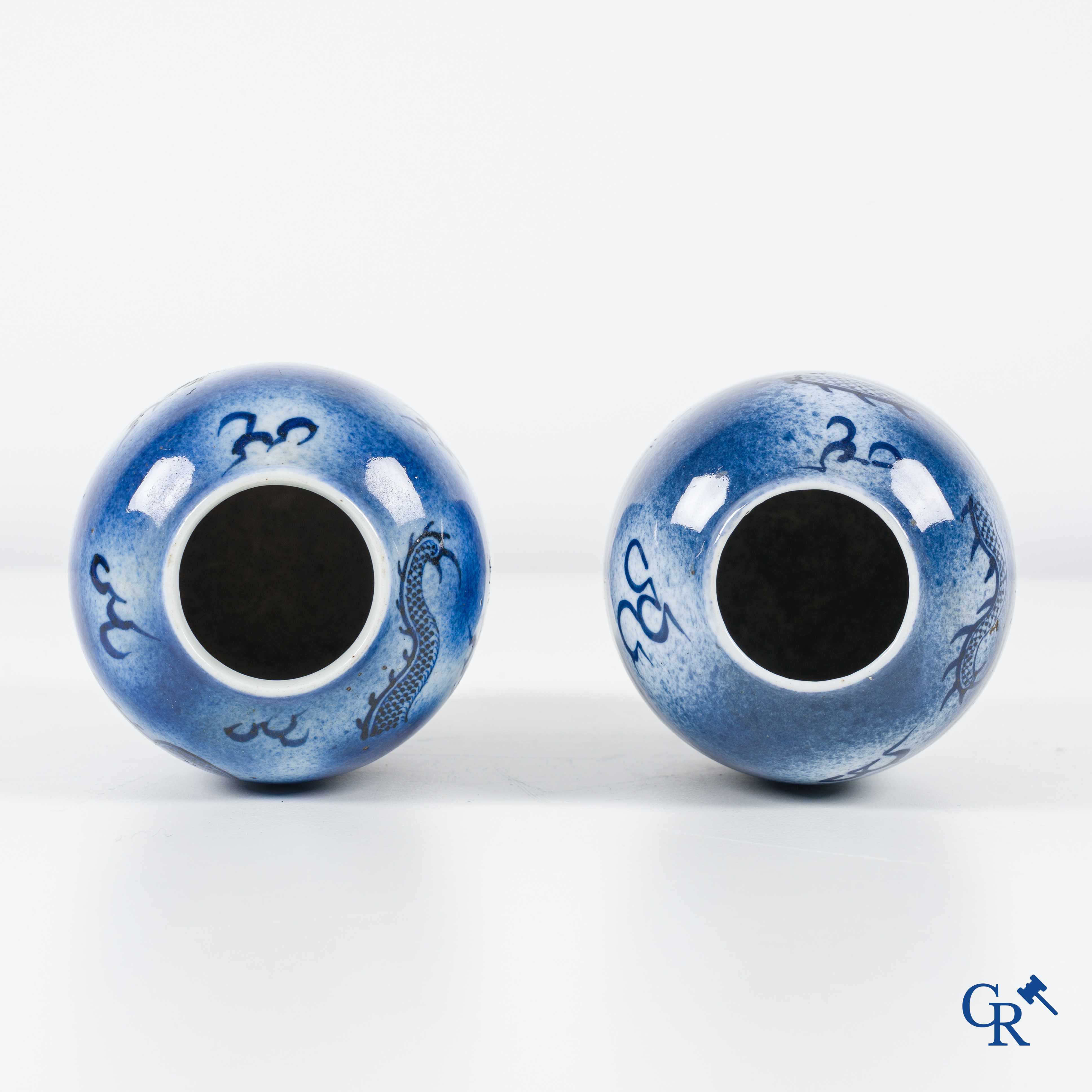 Art Asiatique, porcelaine chinoise, 2 vases chinois au décor dragon. Porte une marque Kangxi.