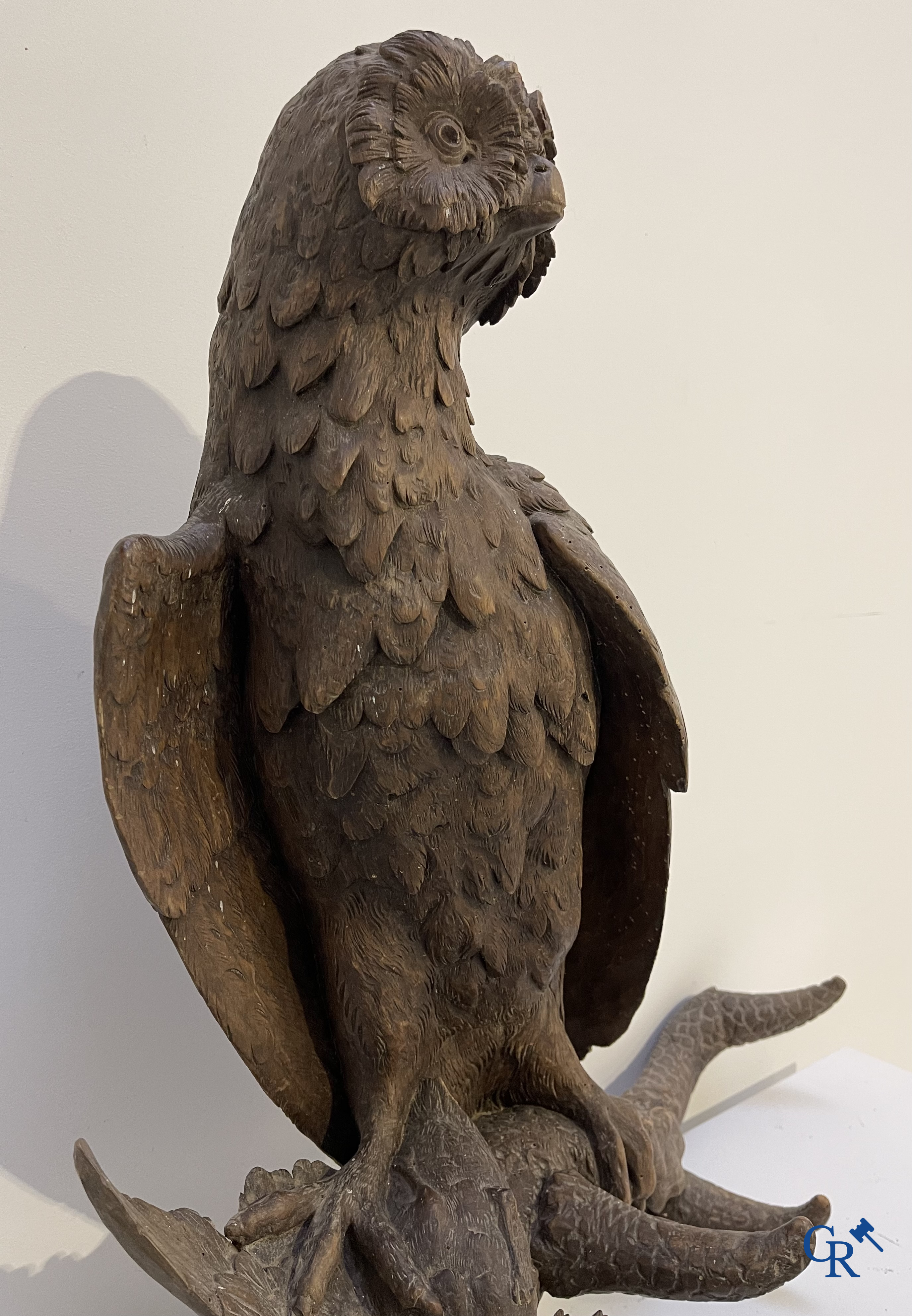 Zwarte Woud, een porte-manteau in zogenaamd "Black Forest" houtsnijwerk, een uil met prooi voorstellend. Eind 19e eeuw.