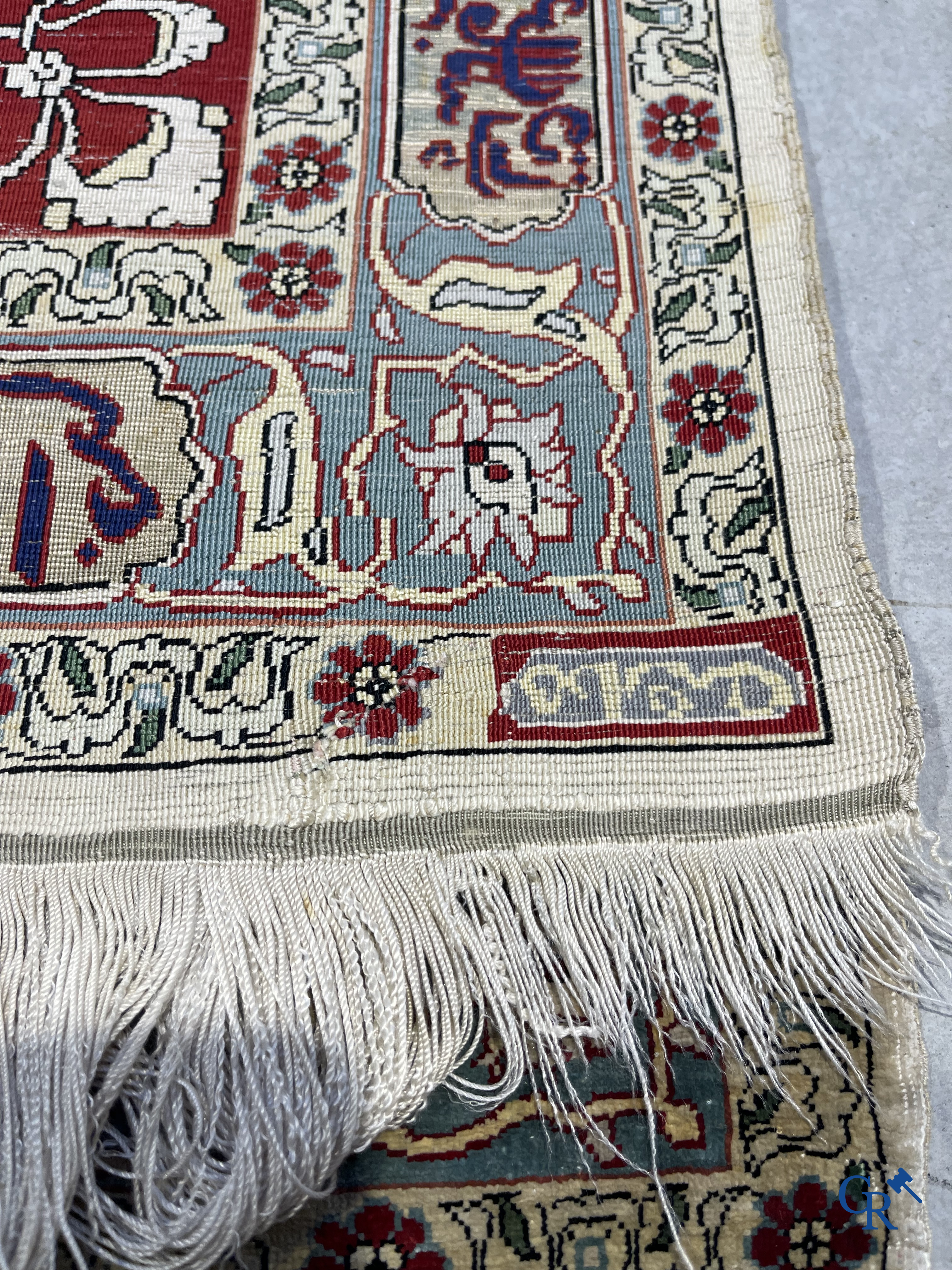 Oosterse tapijten. Een zijden gesigneerd tapijtje met inscripties en bewerkt met gouddraad.