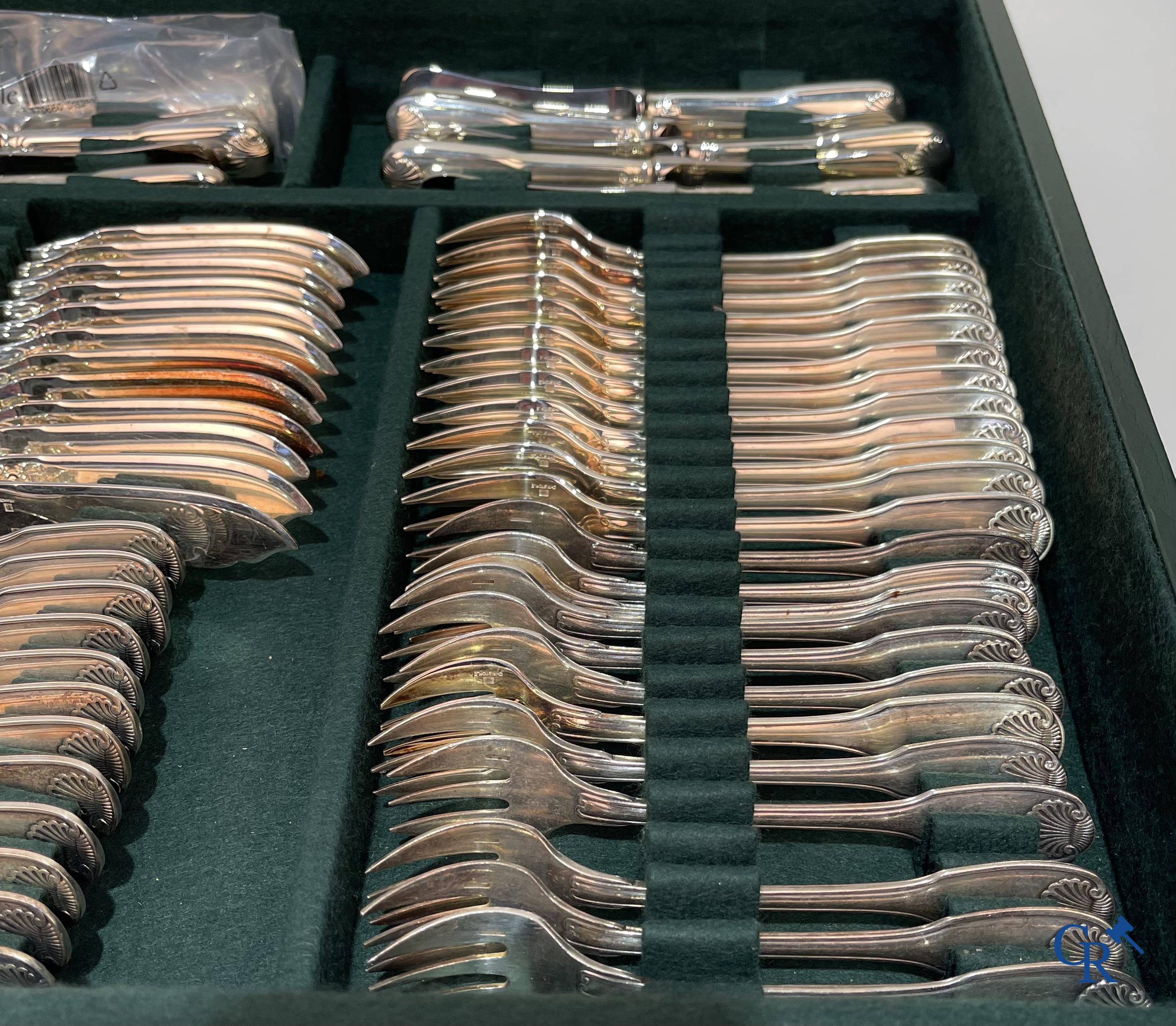 Christofle: une boîte à couverts de 155 pièces modèle Vendôme dans sa boîte de rangement d'origine.