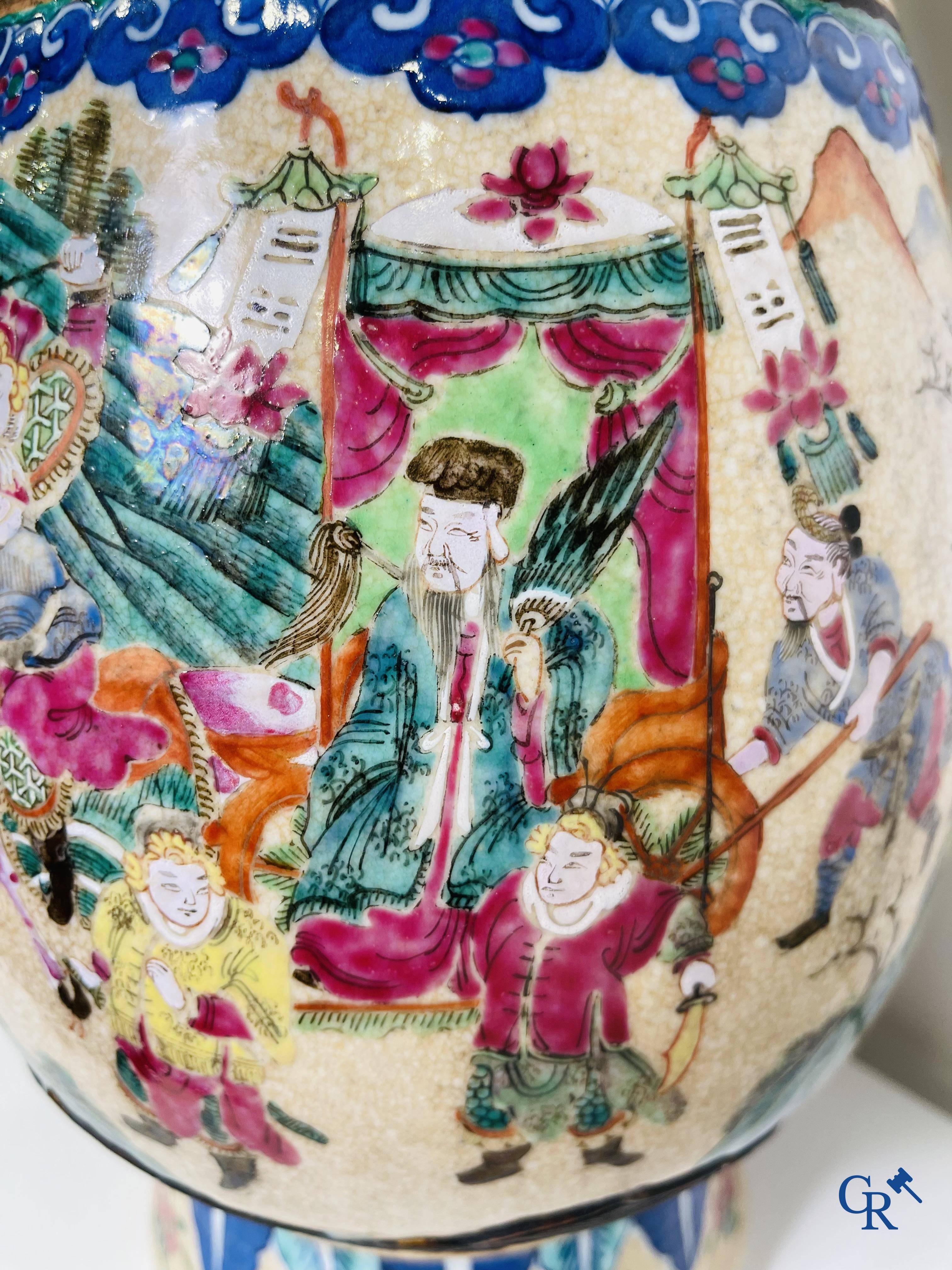 Art Asiatique : Une paire de vases Nanking Chinois décor famille rose.