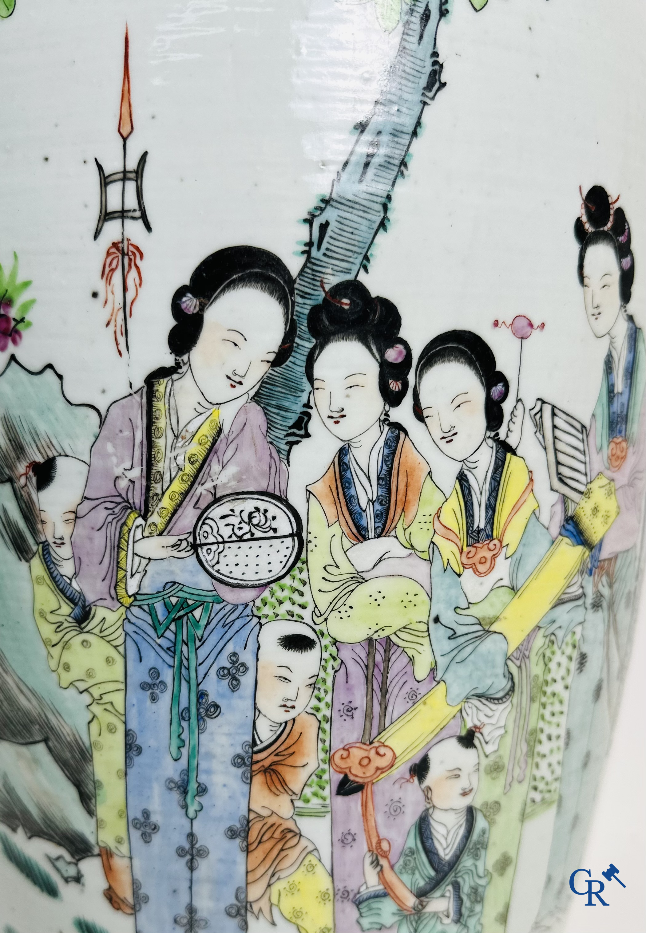 Chinees Porselein: Chinese vaas met een dubbel decor van personages en antiquiteiten.