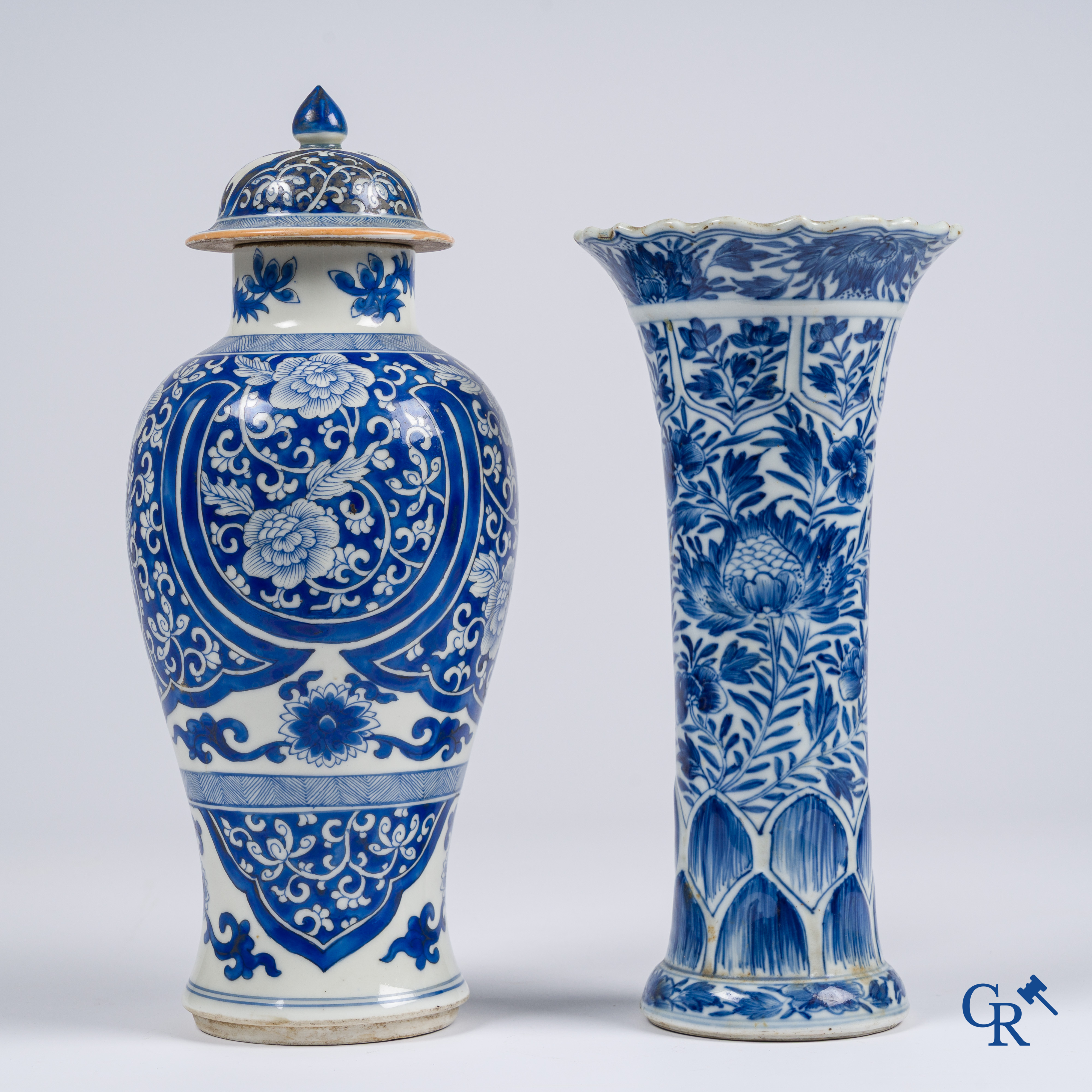 Aziatica, Chinees porselein. 2 Chinese blauw en wit vazen. 18e eeuw.