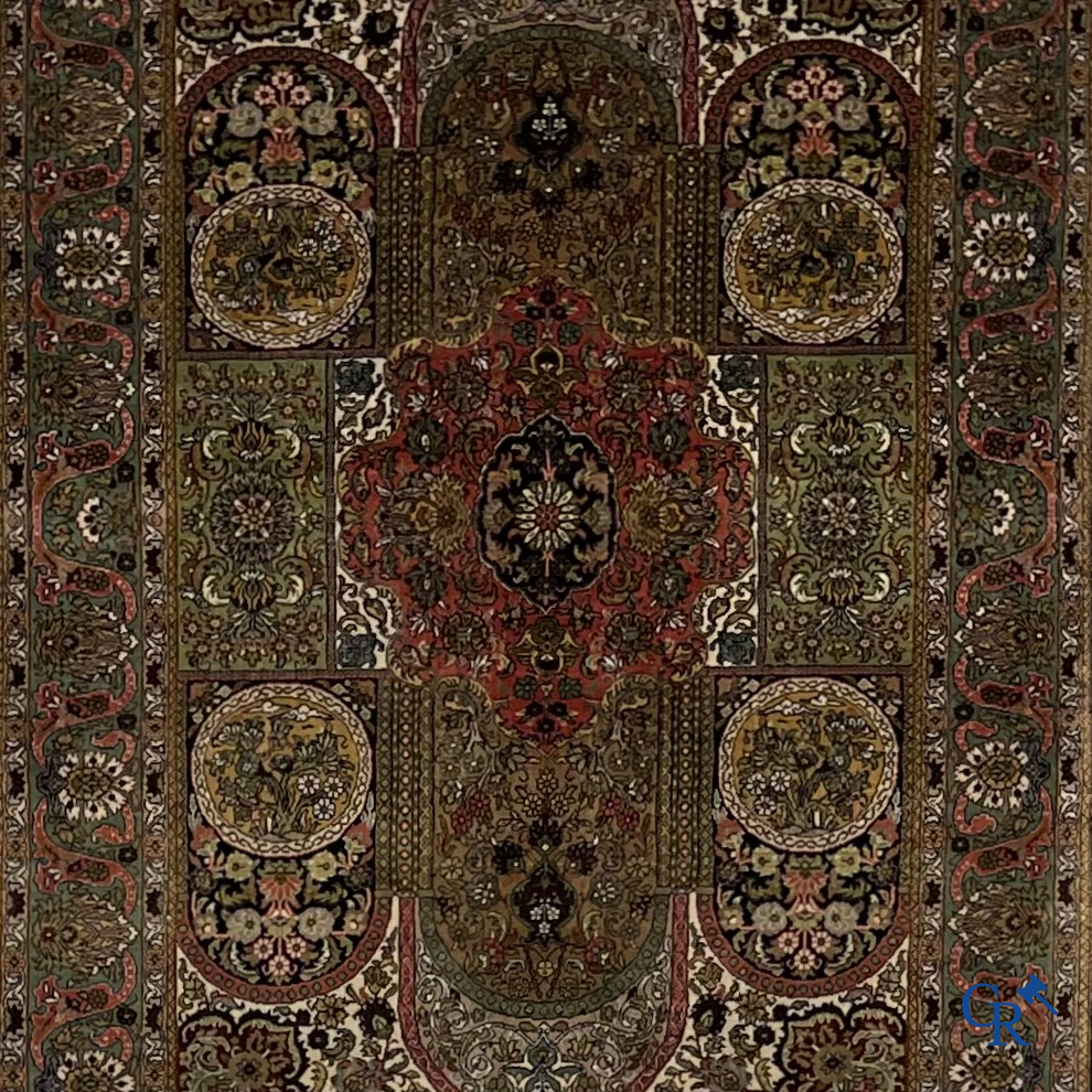 Oosterse tapijten, een uitzonderlijk fijn geknoopt zijden miniatuur wandtapijt.