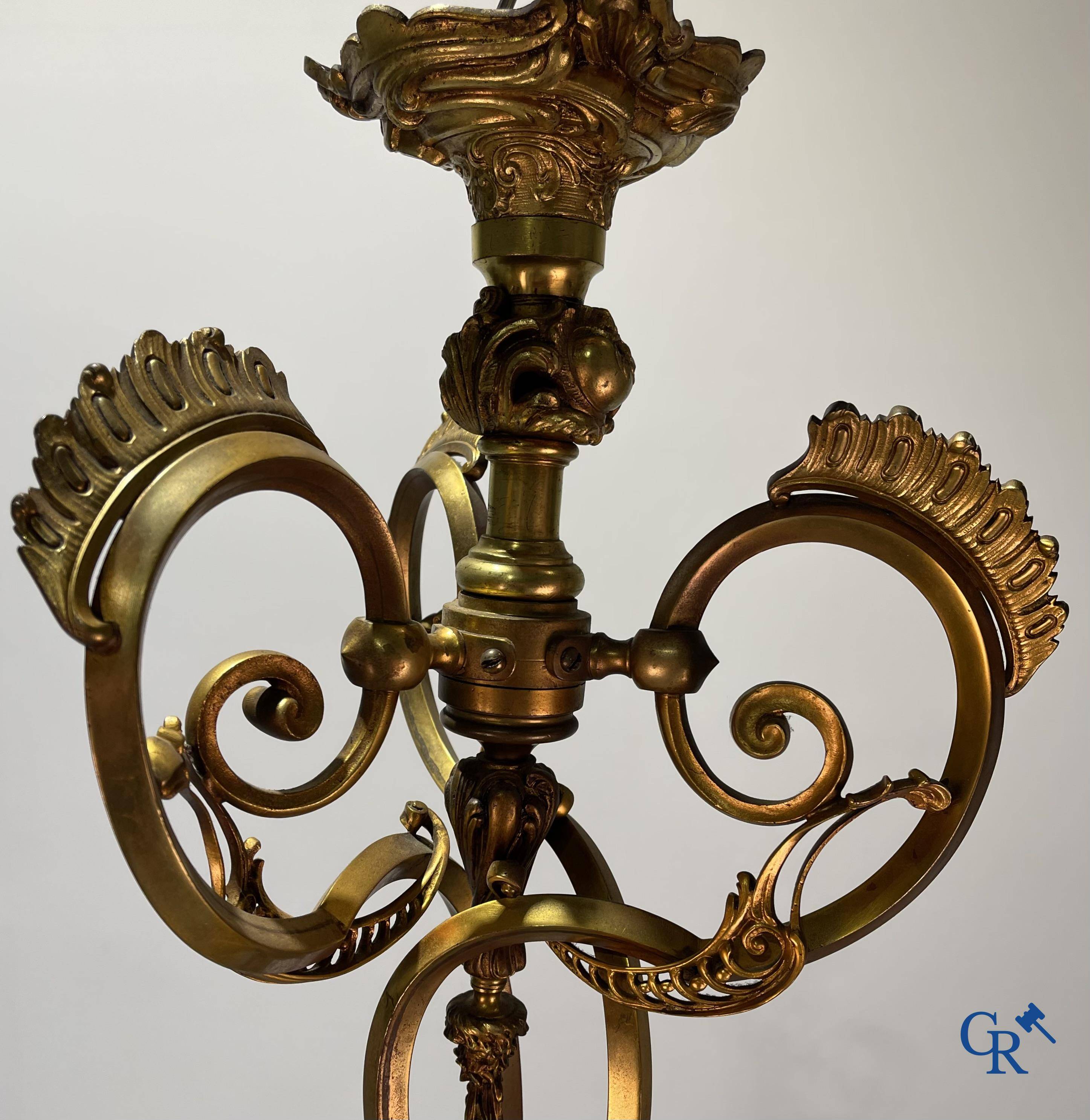 A bronze chandelier with putti and 9 light points in LXV style. Circa 1920.