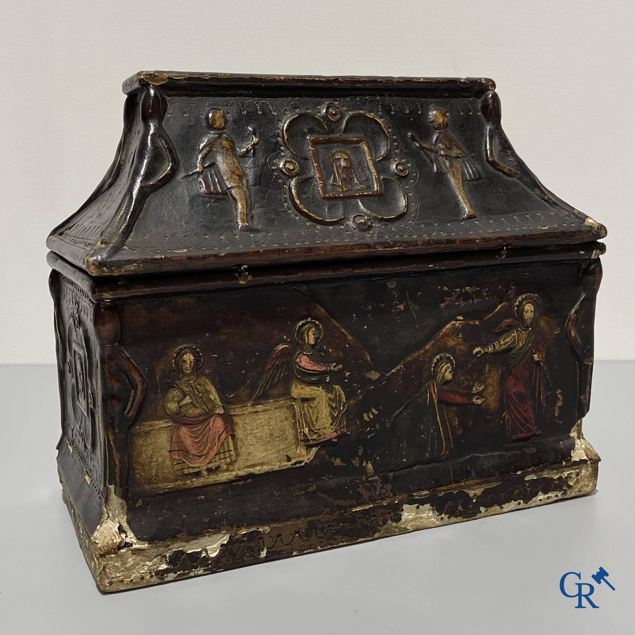 Religious objects, a coffret in Pastiglia relief decor with images from the life of Christ. 18th-19th century.