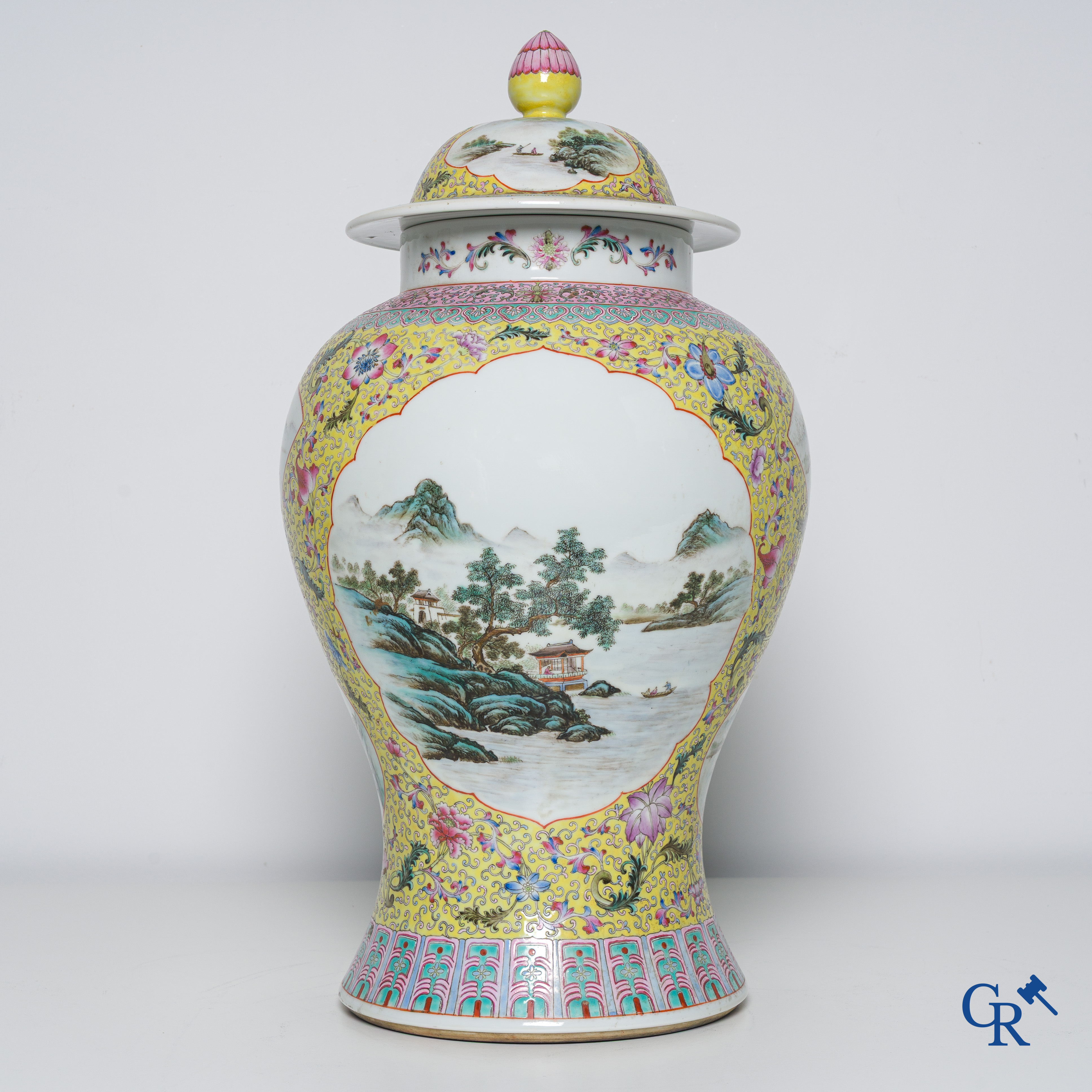 Aziatica, Een grote Chinese famille jaune en rose dekselvaas met fijn gedecoreerde landschaps taferelen. 20 ste eeuw.