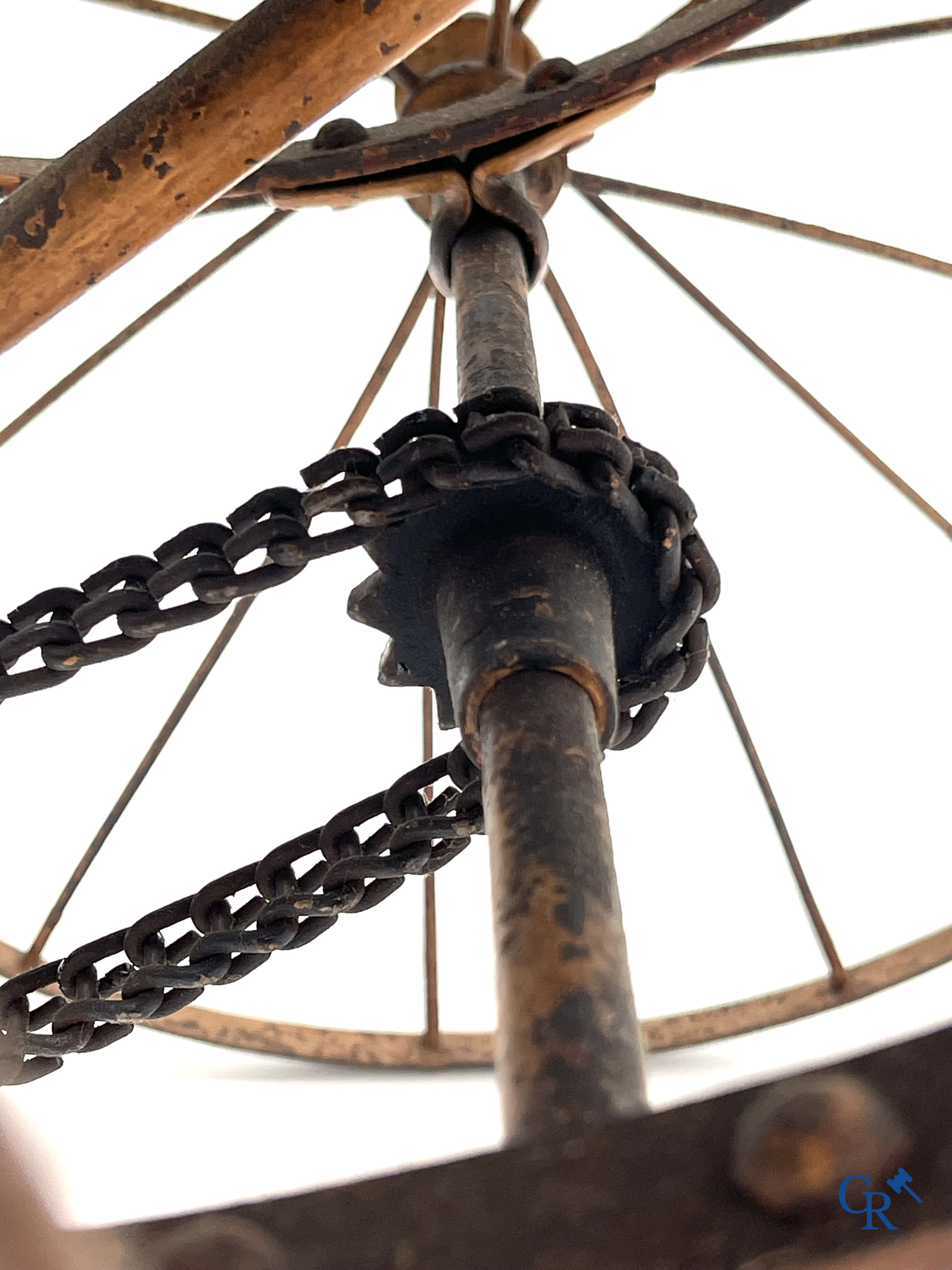 Zeldzame mechanische kinderkar in gevlochten riet en beschilderd metaal ontworpen door Peugeot. Circa 1900.