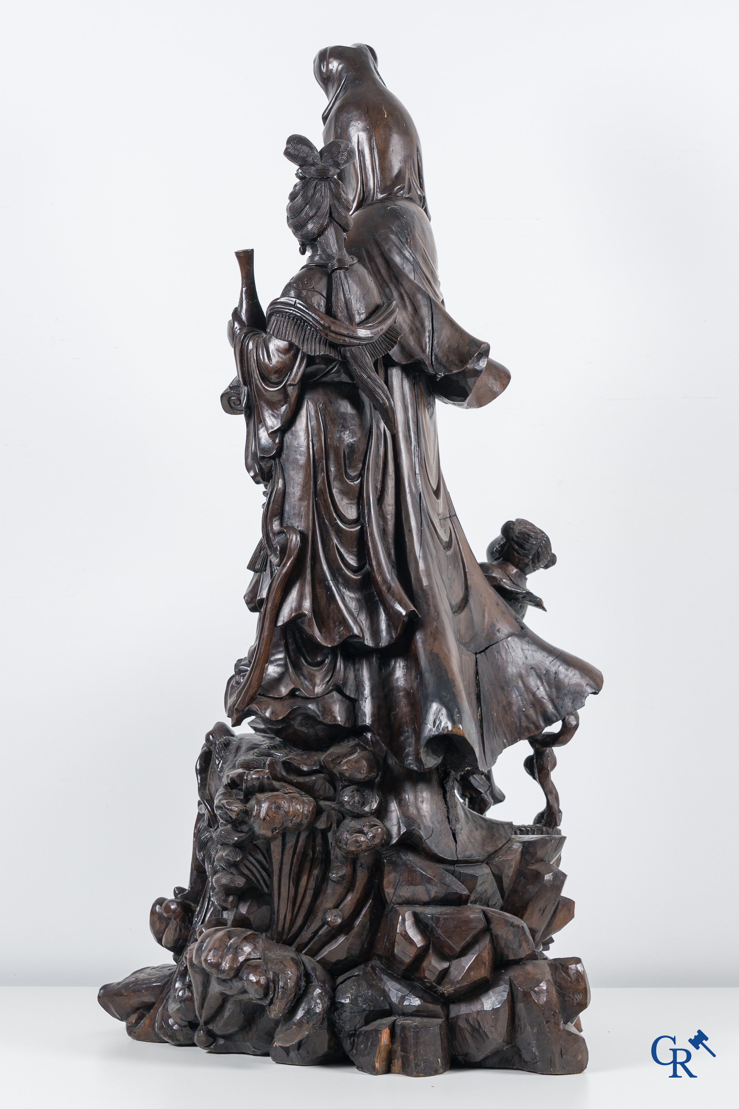 Aziatica, een uitzonderlijke grote groep met Guanyin, een draak en kinderen gesculpteerd in Chinees hardhout.