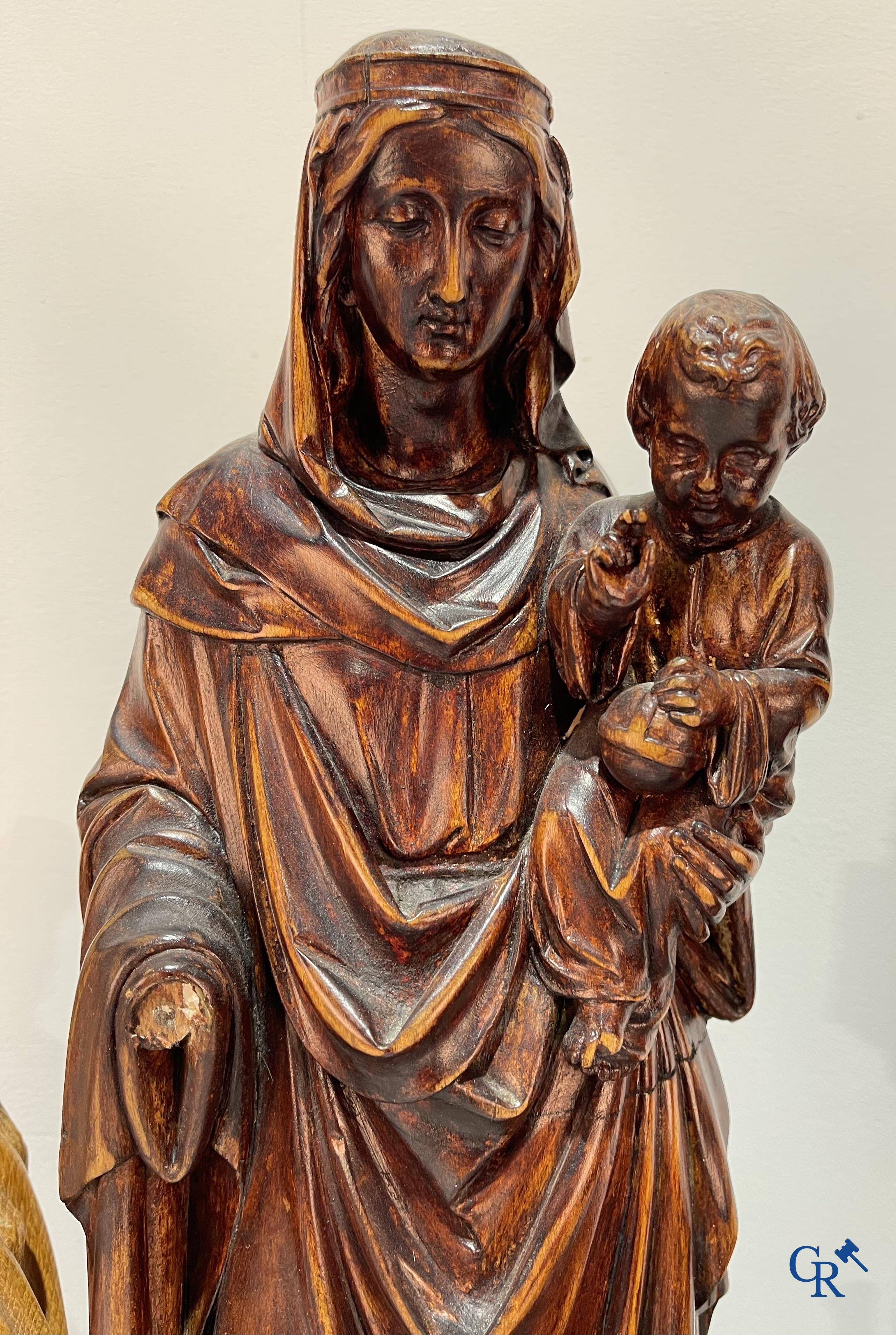 Religious objects, 6 religious representations in wood carving after antique models. Circa 1900-1940.