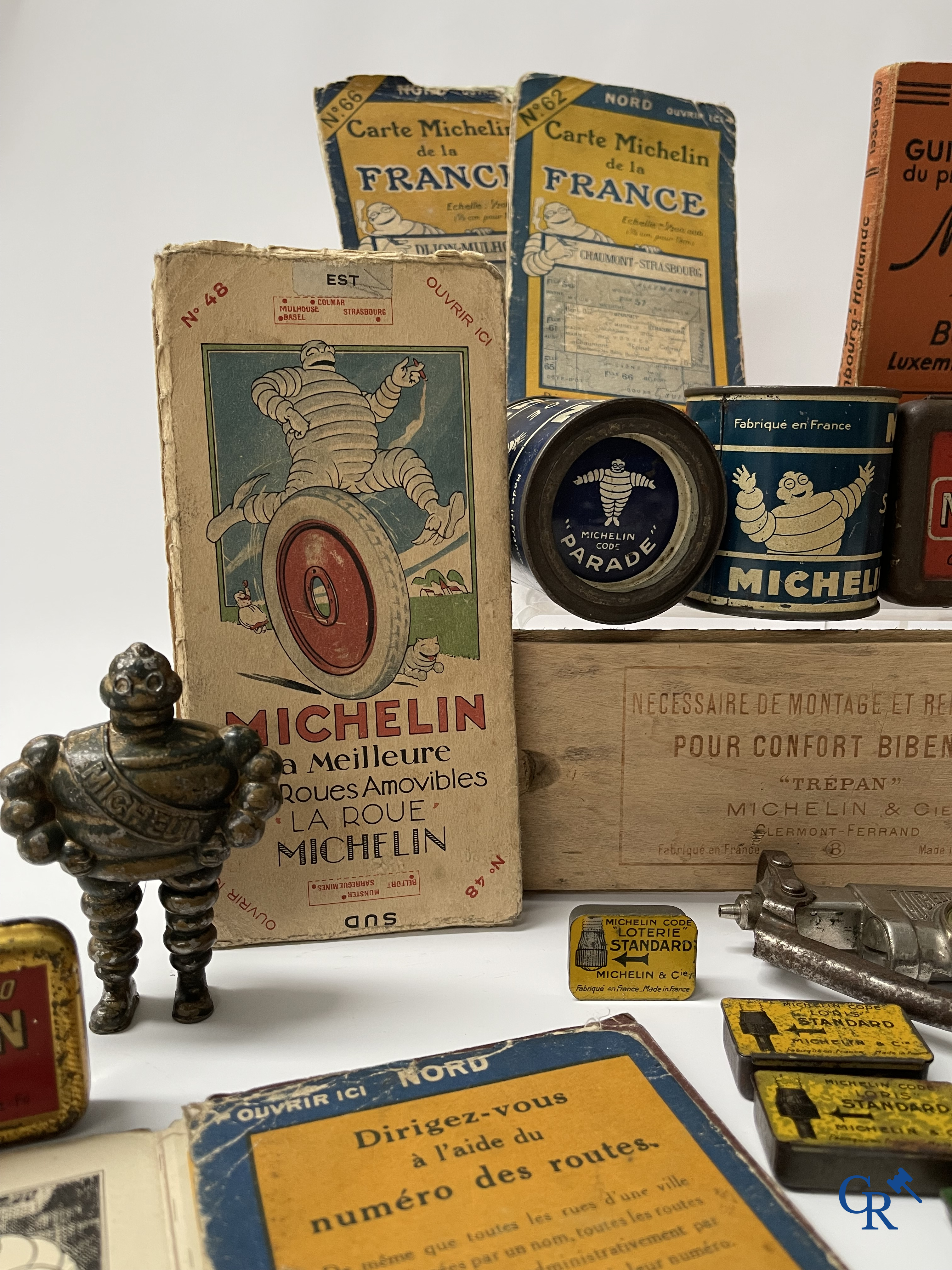 Michelin, an interesting lot with Michelin objects, mainly from the 1920's and 1930's.