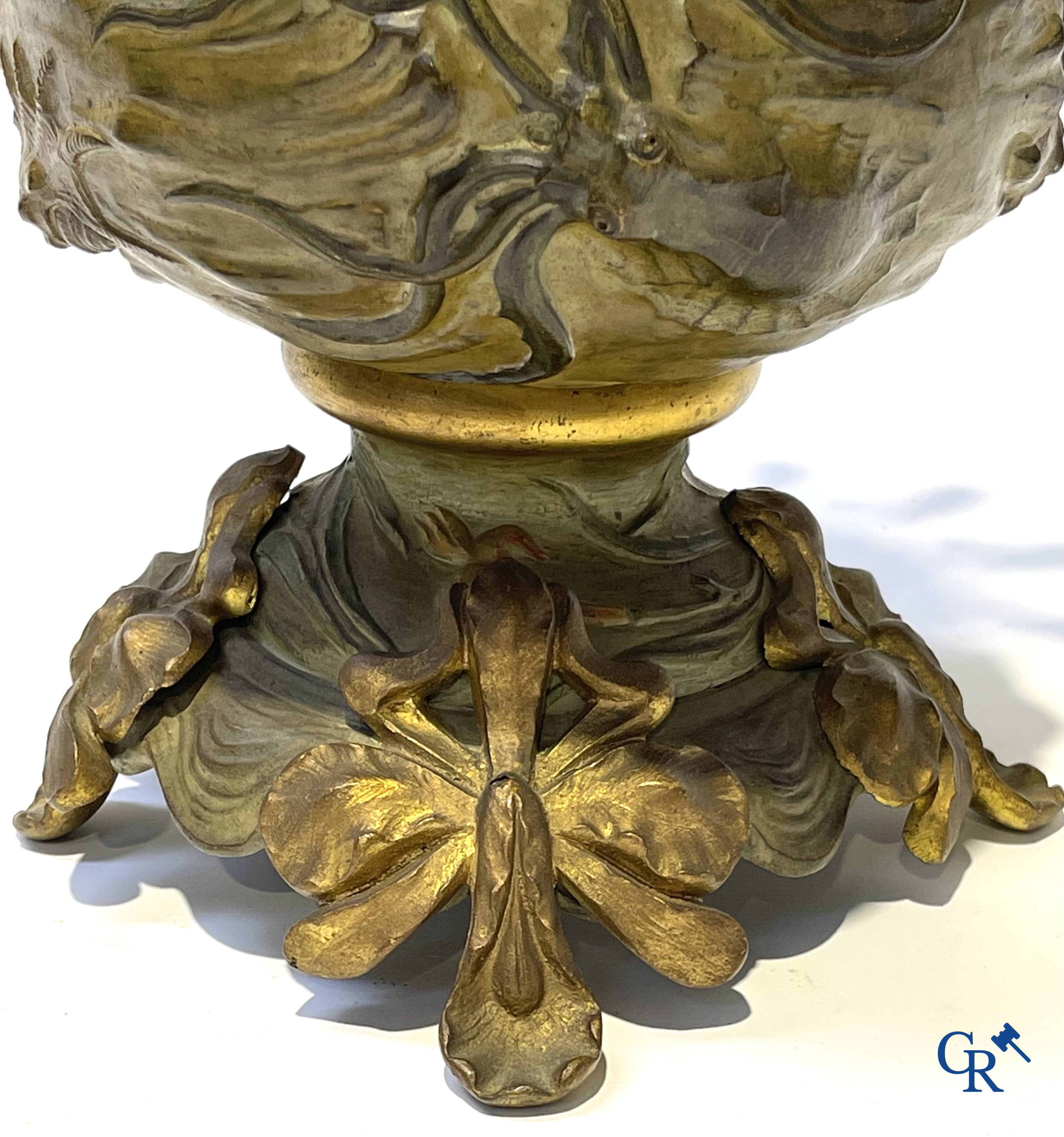 Art Nouveau, een uitzonderlijk 3-delig koud beschilderde bronzen schouwgarnituur met zeedieren. Circa 1900.