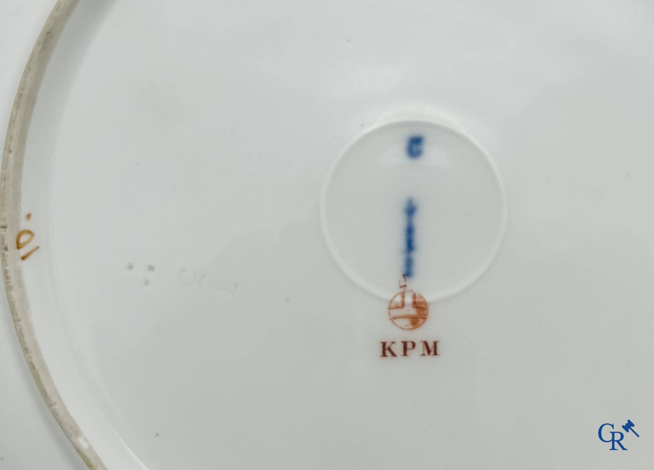 KPM: Manufacture Royale de Porcelaine de Berlin. Paire d'assiettes en porcelaine finement peinte.