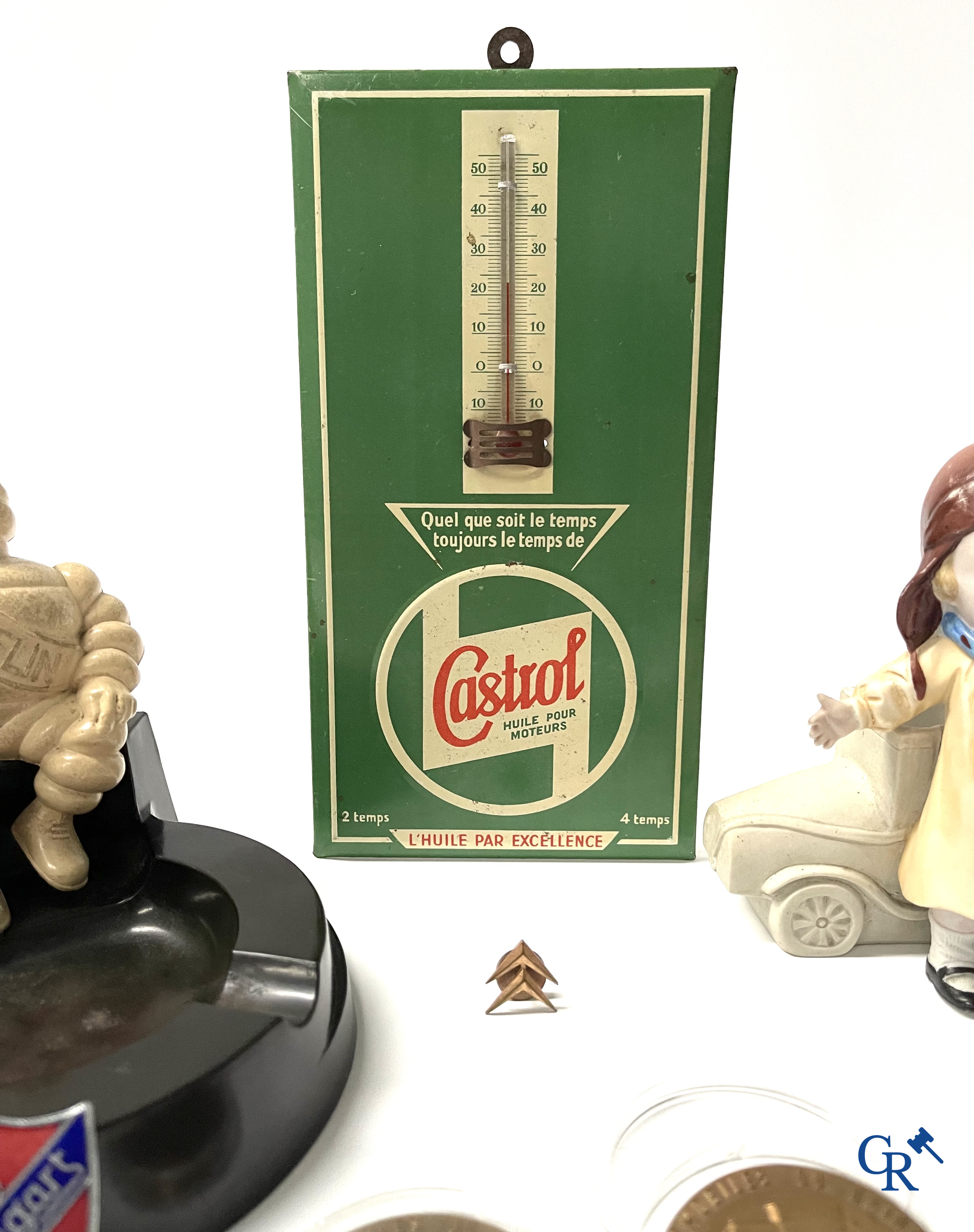 Automobilia, een kavel met diverse verzamelobjecten, Michelin, Castrol, Citroën, Rosengart, BP, enz.