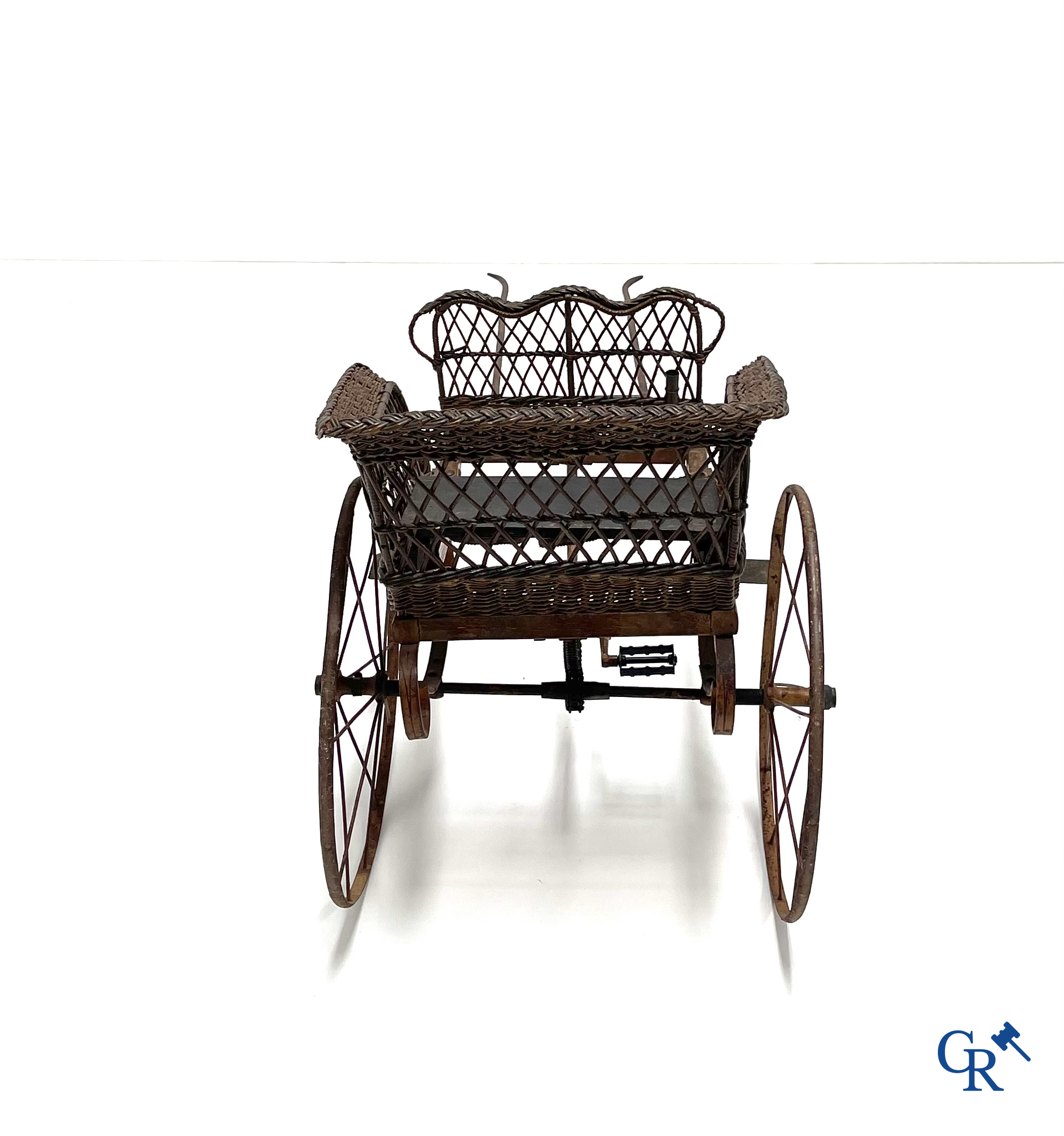 Zeldzame mechanische kinderkar in gevlochten riet en beschilderd metaal ontworpen door Peugeot. Circa 1900.