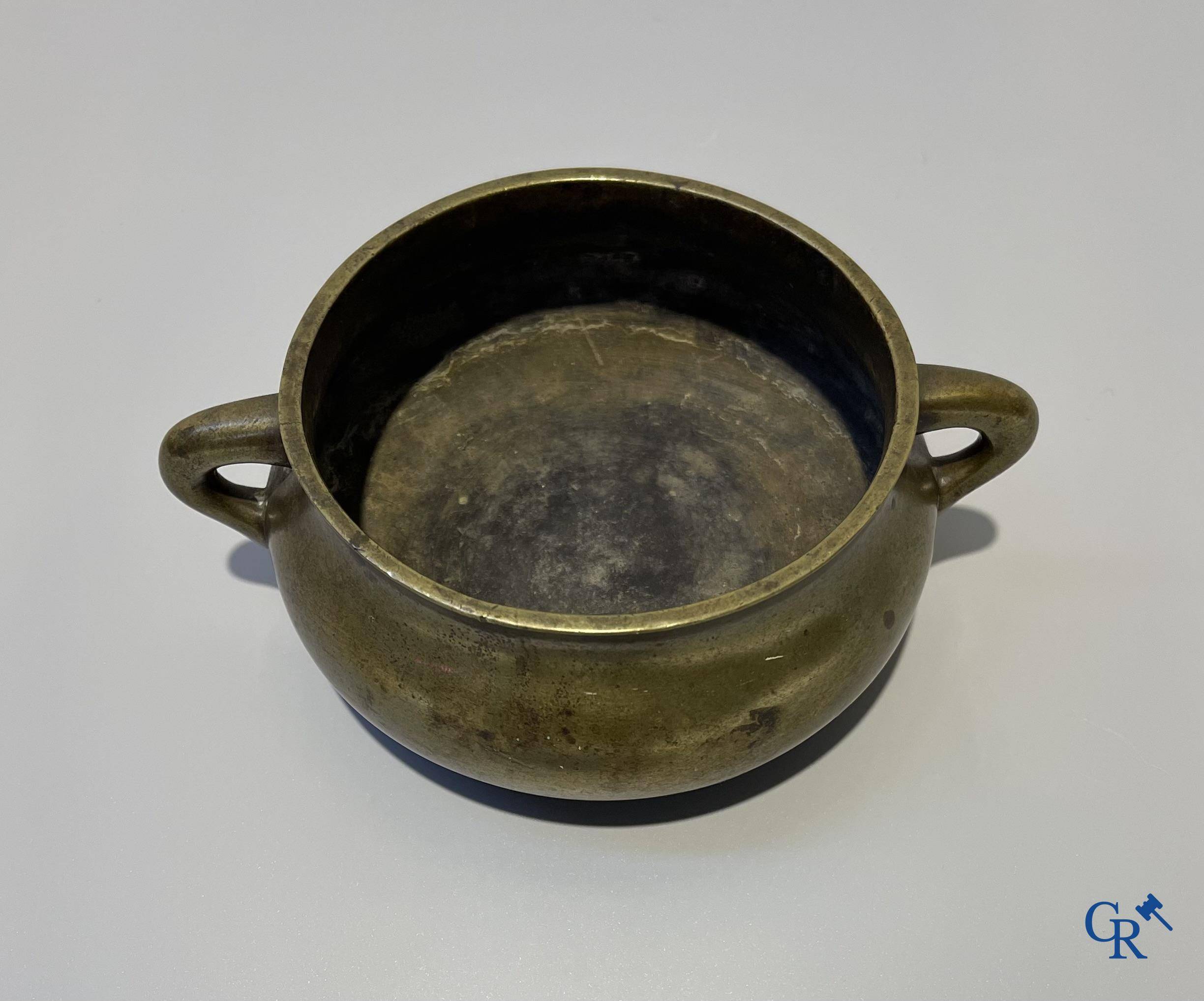 Aziatica, een Chinese bronzen wierookbrander. Chóngzhēn Dīngchǒu nián zhì 崇禎丁丑年製 mark, gedateerd 1637.