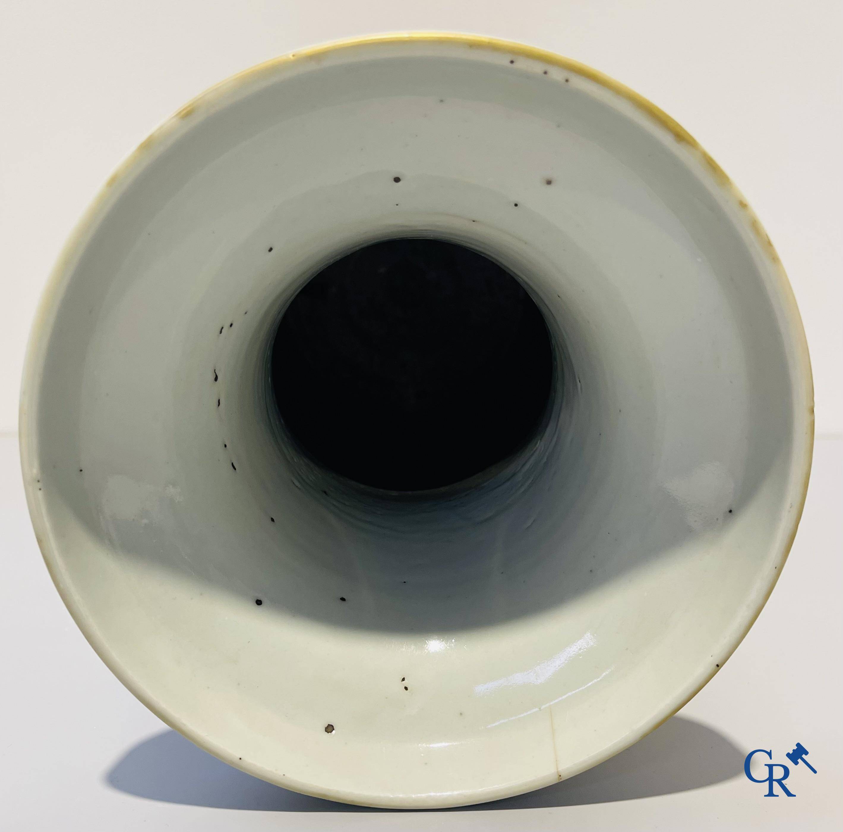 Art Asiatique, porcelaine chinoise. Une paire de vases chinois avec un décor d'antiquités. 19ème siècle.