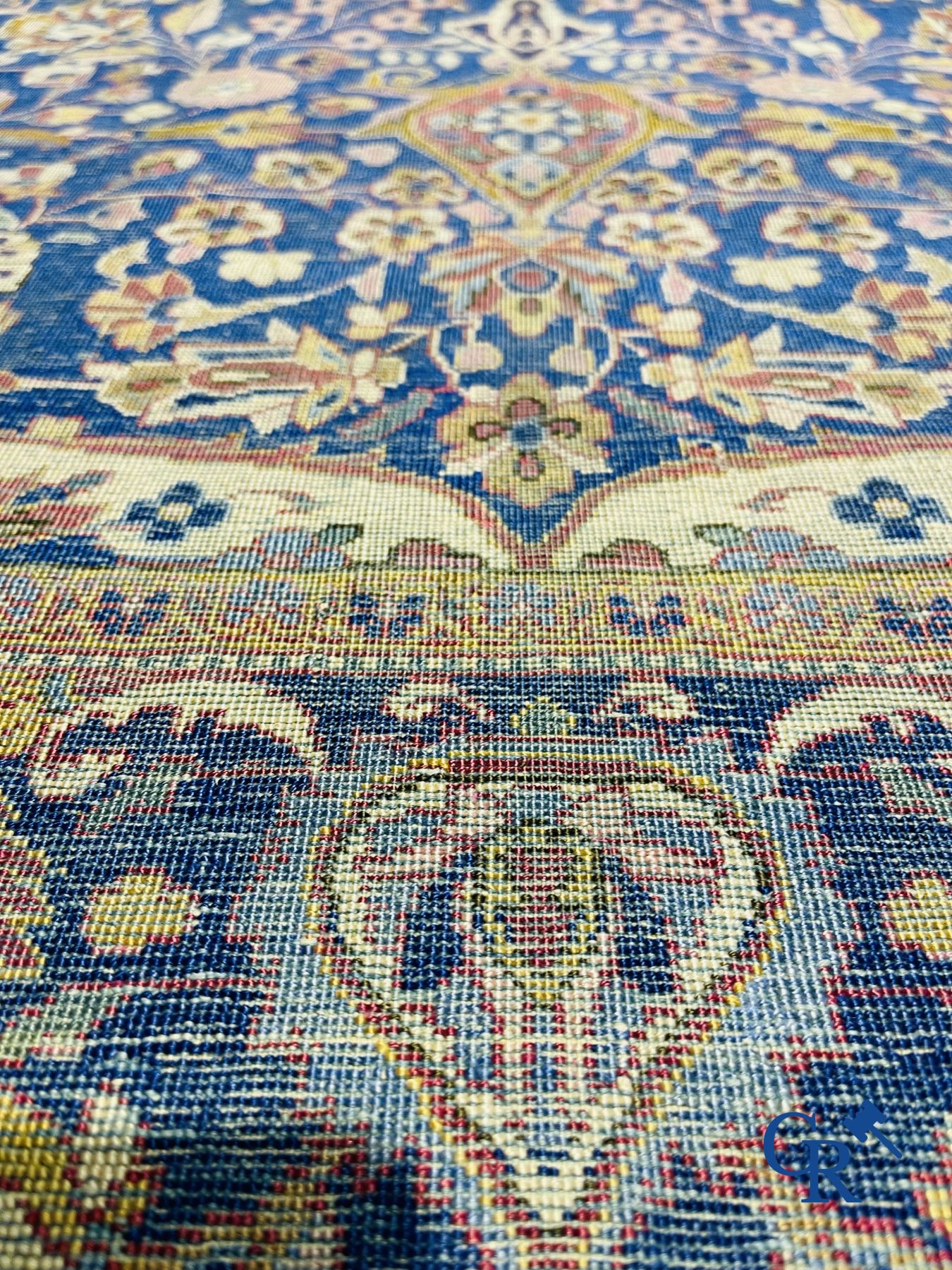 Tapis: Ancien tapis en soie, décor floral.