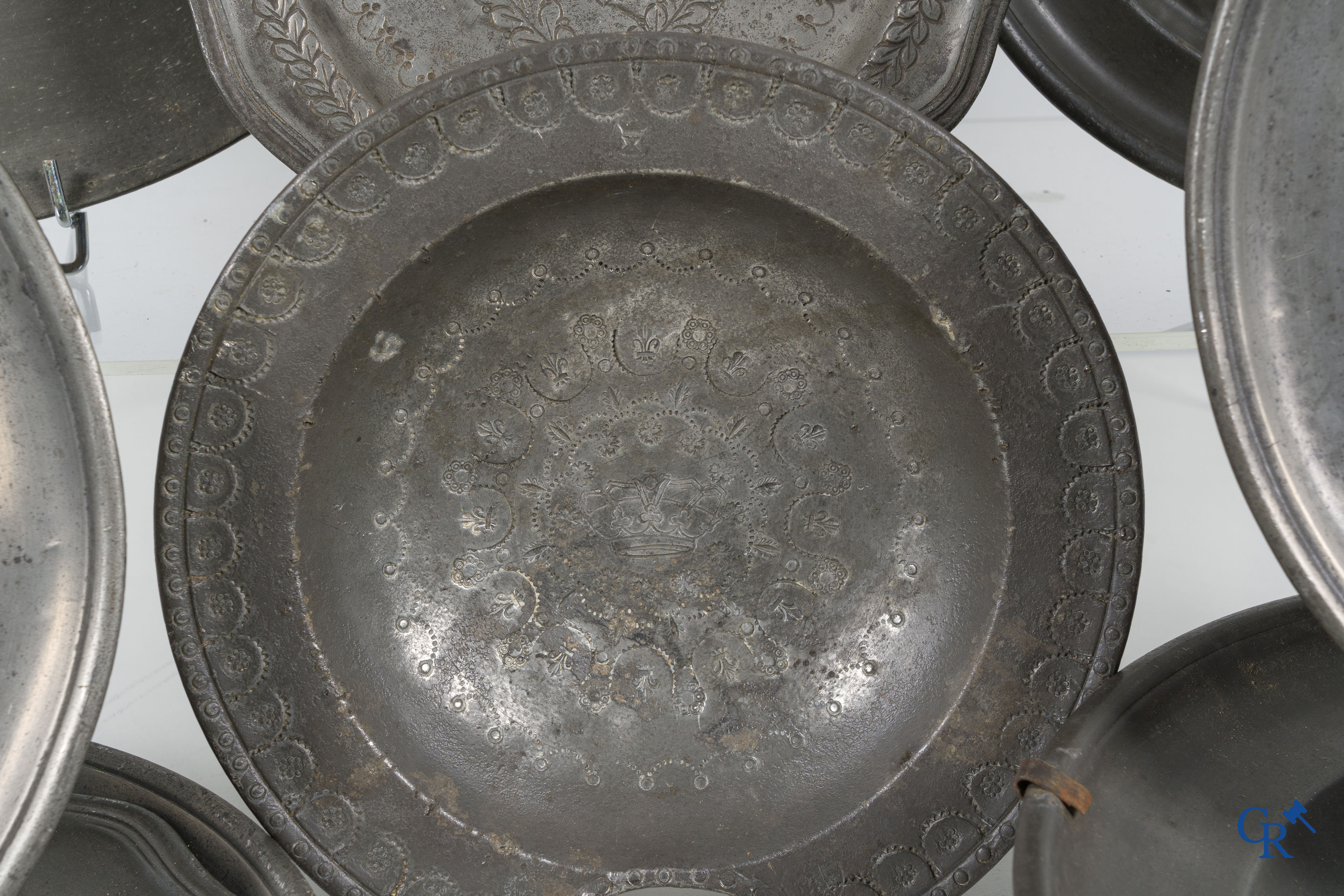 Een groot lot antieke tinnen schotels, waaronder een zeldzame scheerkom. 18e-19e eeuw.