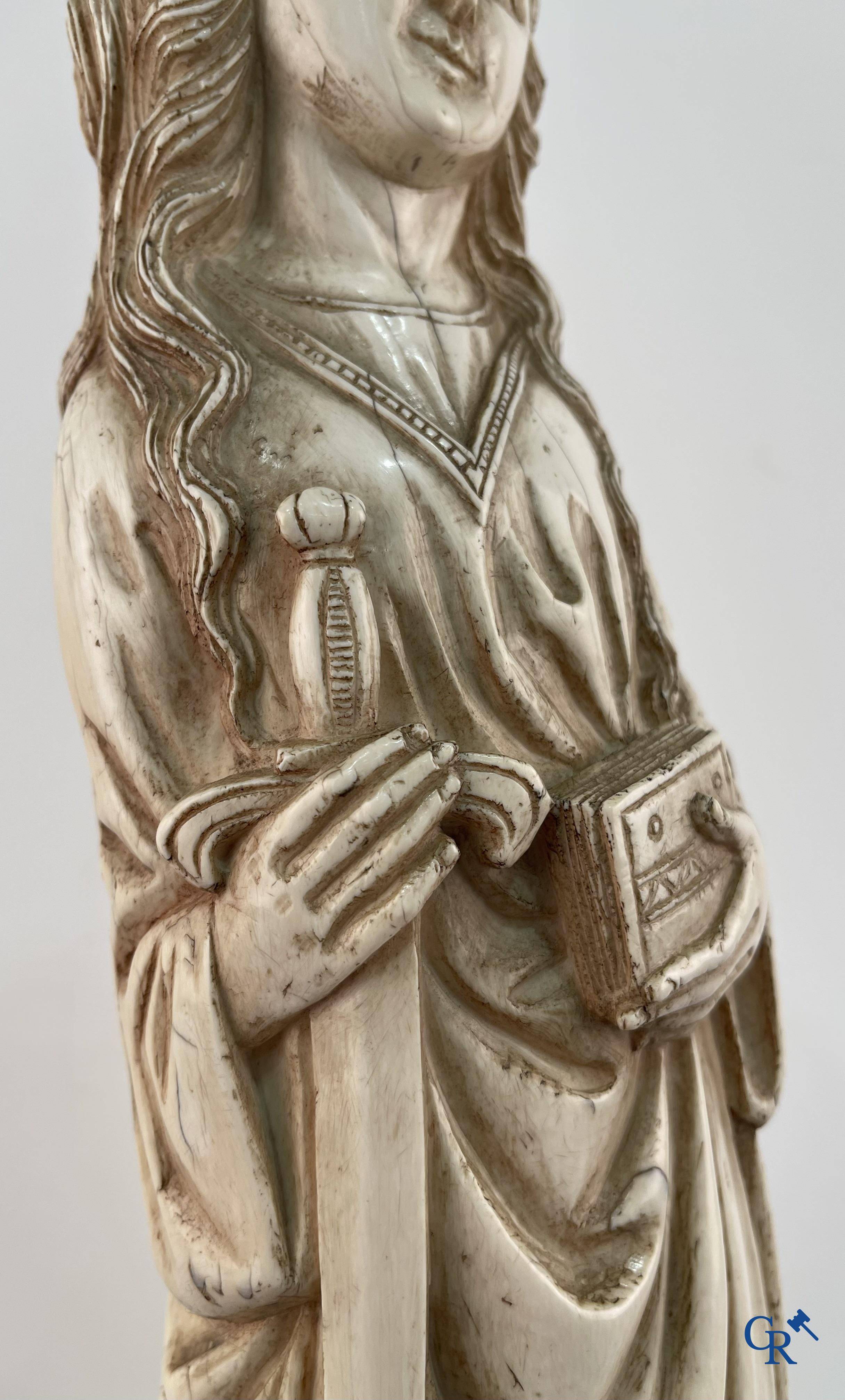 Représentation en ivoire de Sainte Catherine avec l'empereur Maxence sur un piédestal néo-gothique en bois. 