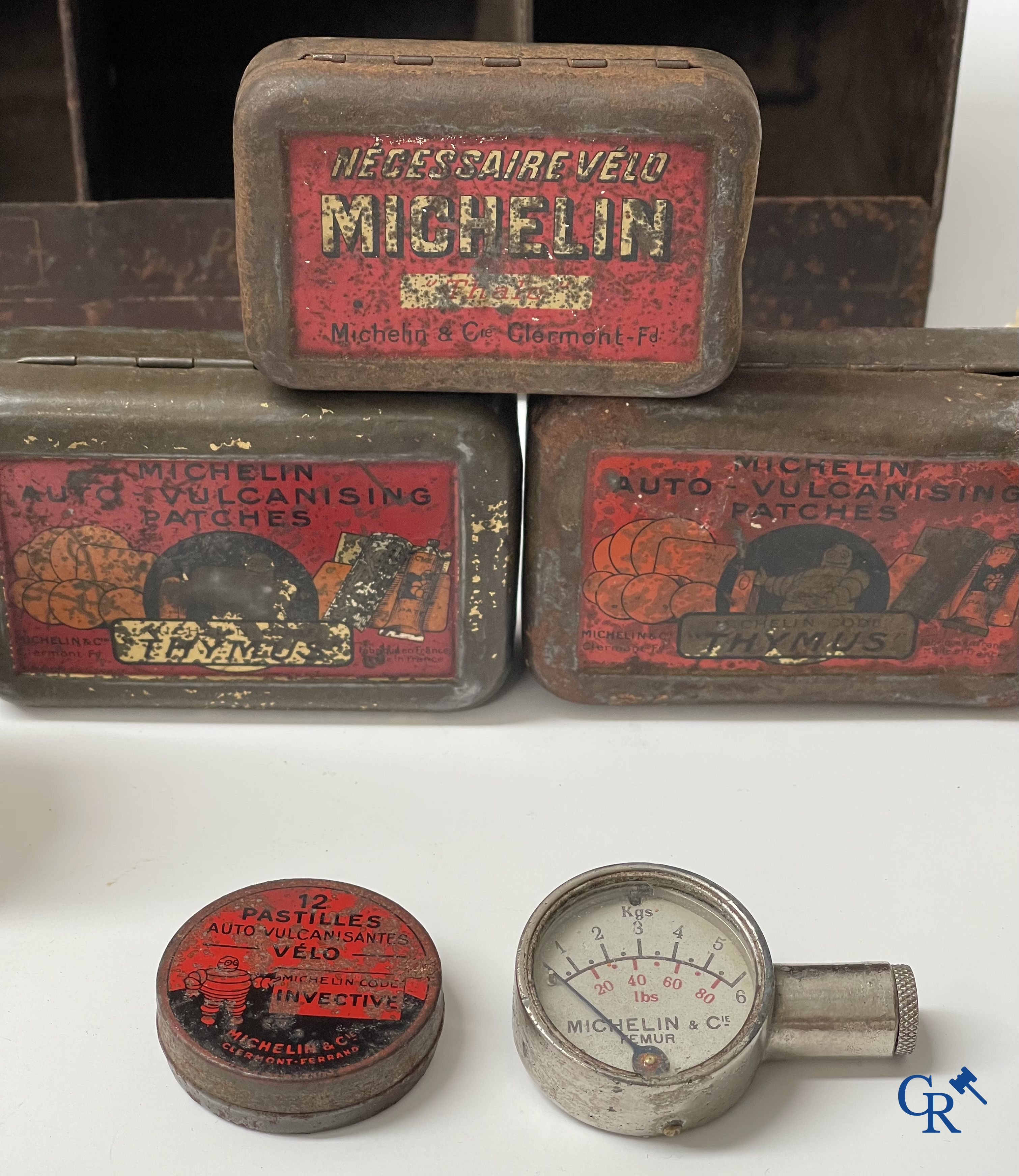 Michelin, een groot lot reclame objecten en meetinstrumenten voor Michelin banden.