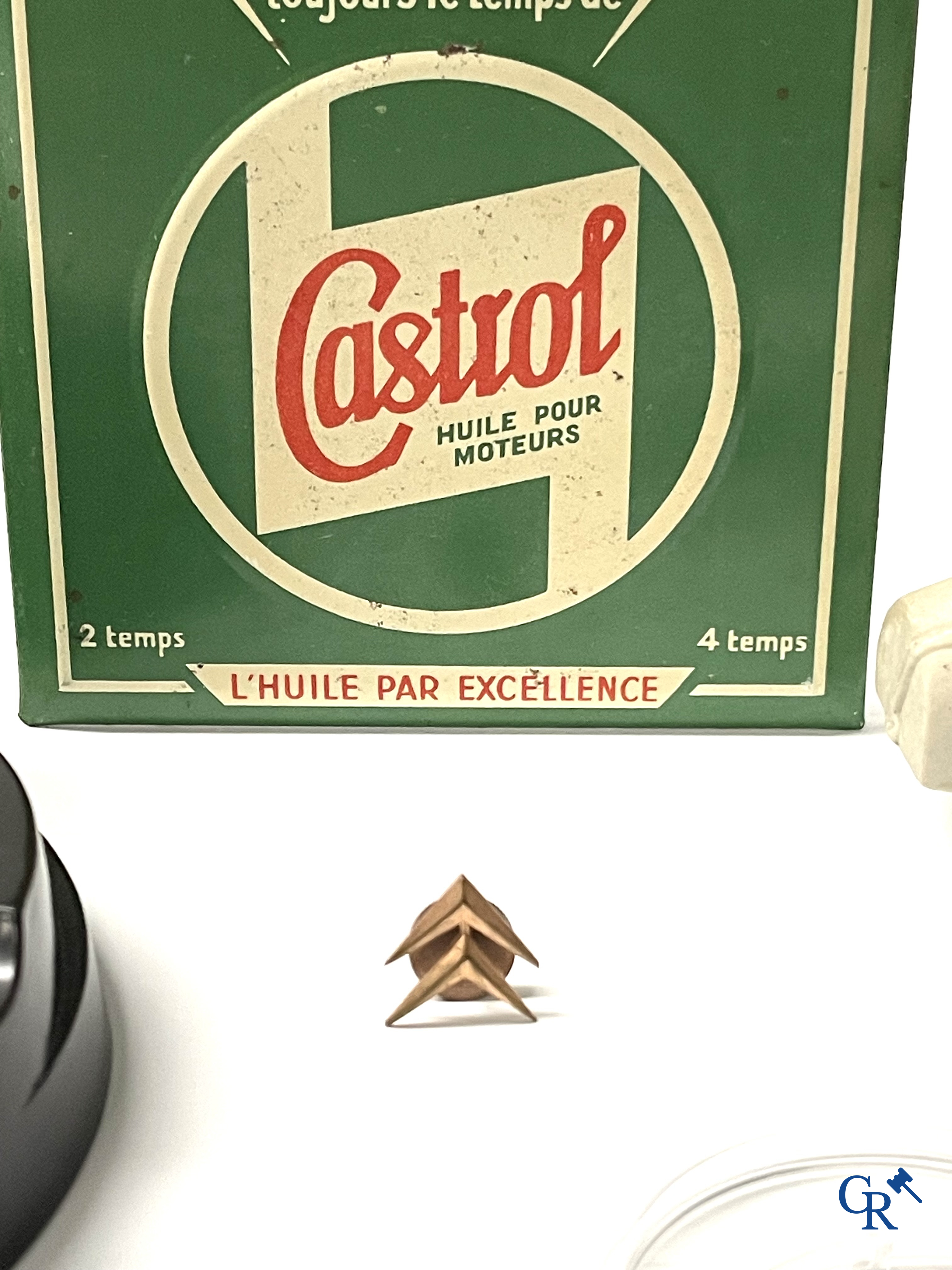 Automobilia, een kavel met diverse verzamelobjecten, Michelin, Castrol, Citroën, Rosengart, BP, enz.