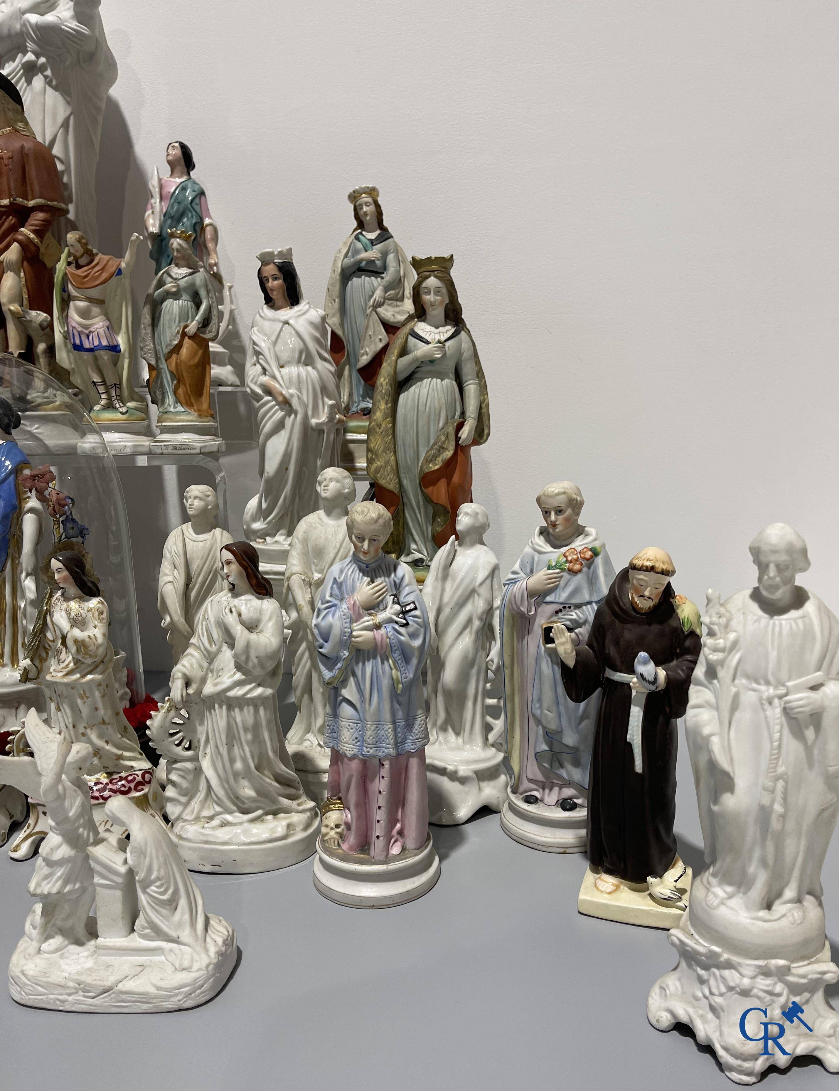 Objets religieux, Un grand nombre de statues réligieux en biscuit et en porcelaine.