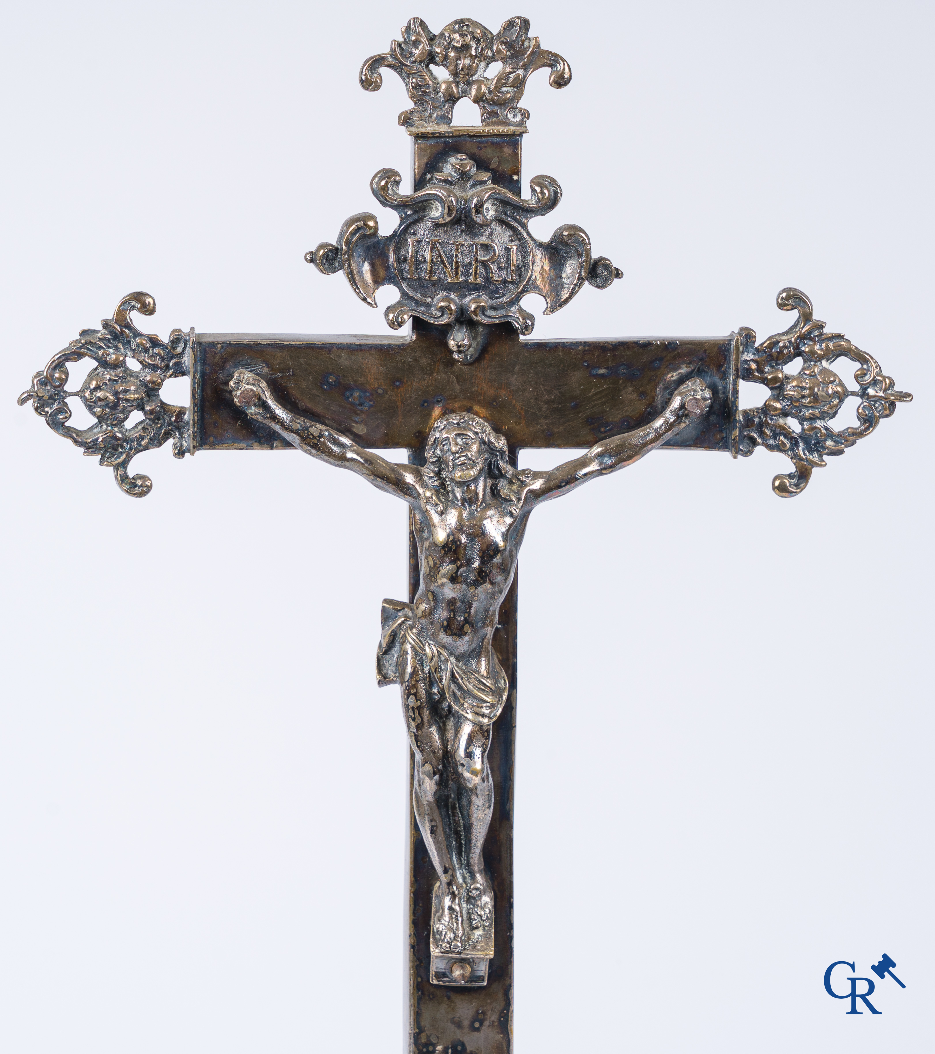 Religieuze objecten. Een groot verzilverd bronzen kruisbeeld. Barok, 17e-18e eeuw.