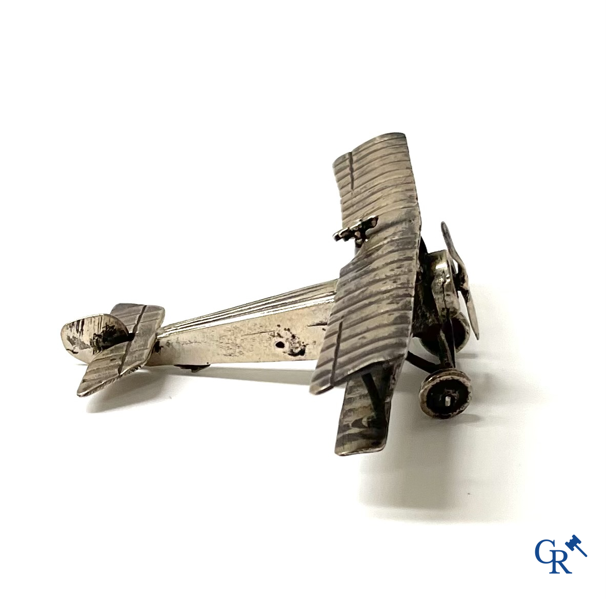 Een miniatuur model van een dubbeldekker vliegtuig in zilver 800°/00. Circa 1930.