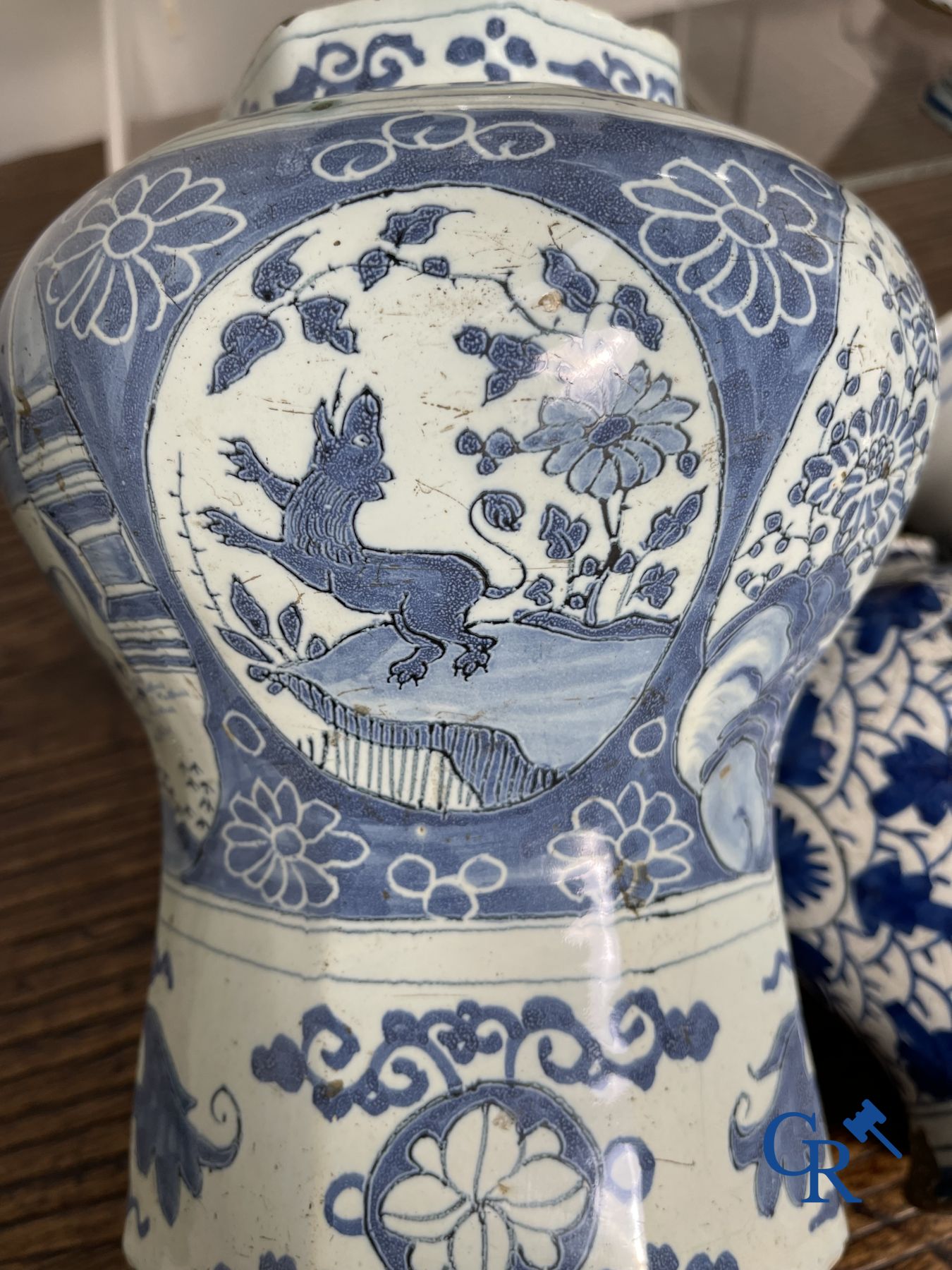 Delft : 11 pièces en faïence bleu et blanc aux décors différents. XVIIe - XVIIIe siècle.