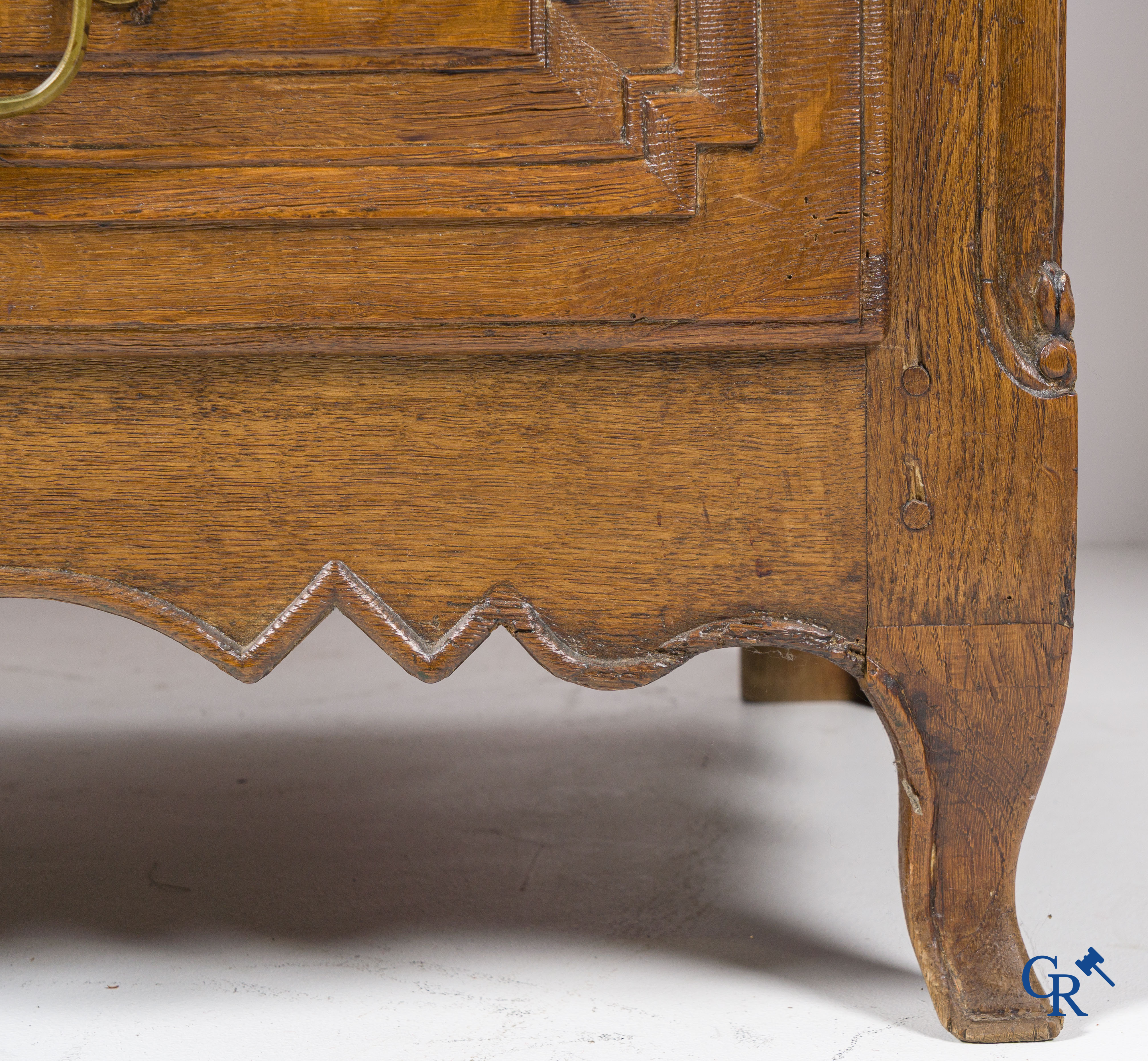 An early 19th century decorative chest of drawers in oak with 3 drawers and a secret in the bottom drawer.