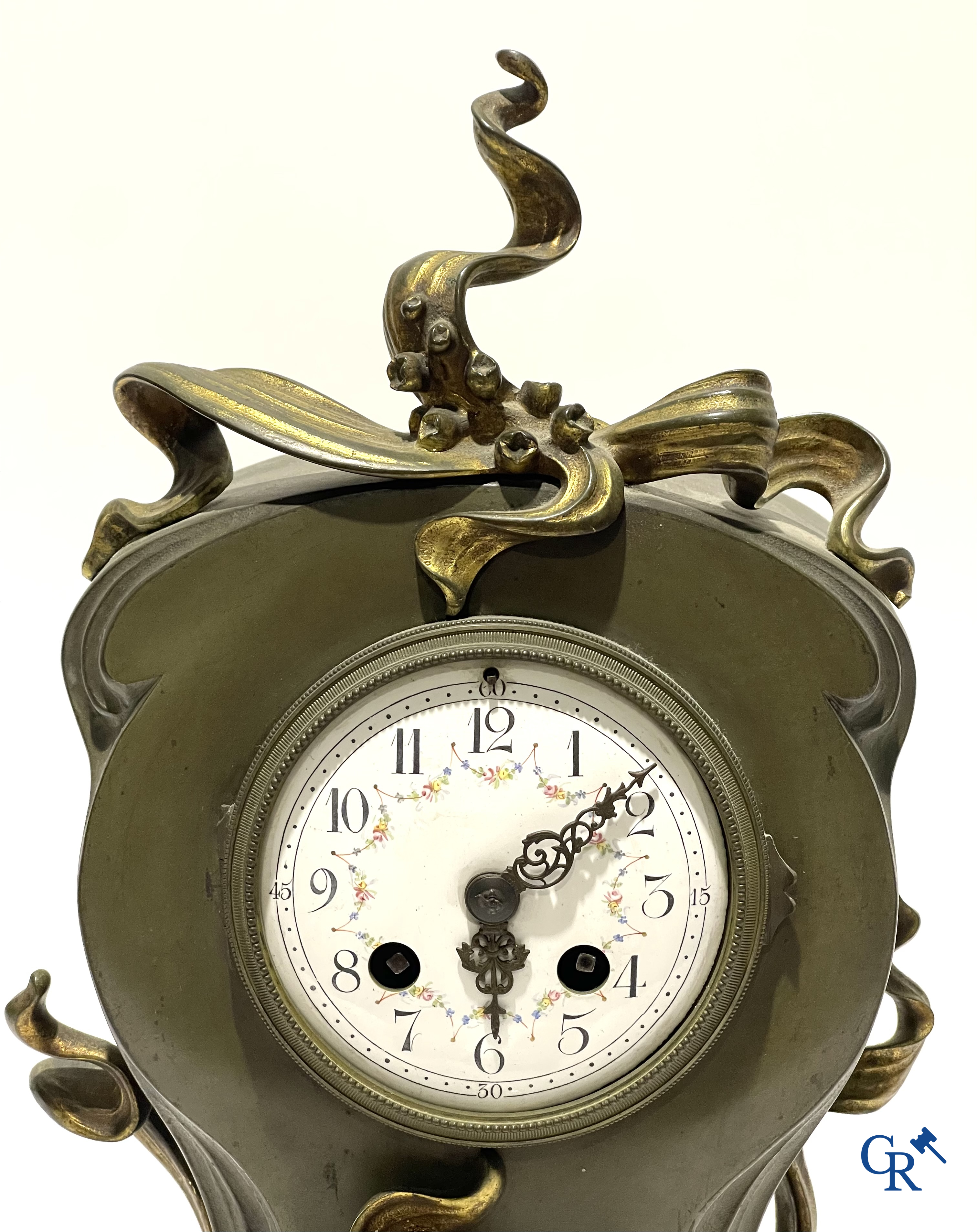 Art Nouveau, een 3-delige bronzen schouwgarnituur in Jugendstil. Circa 1900.