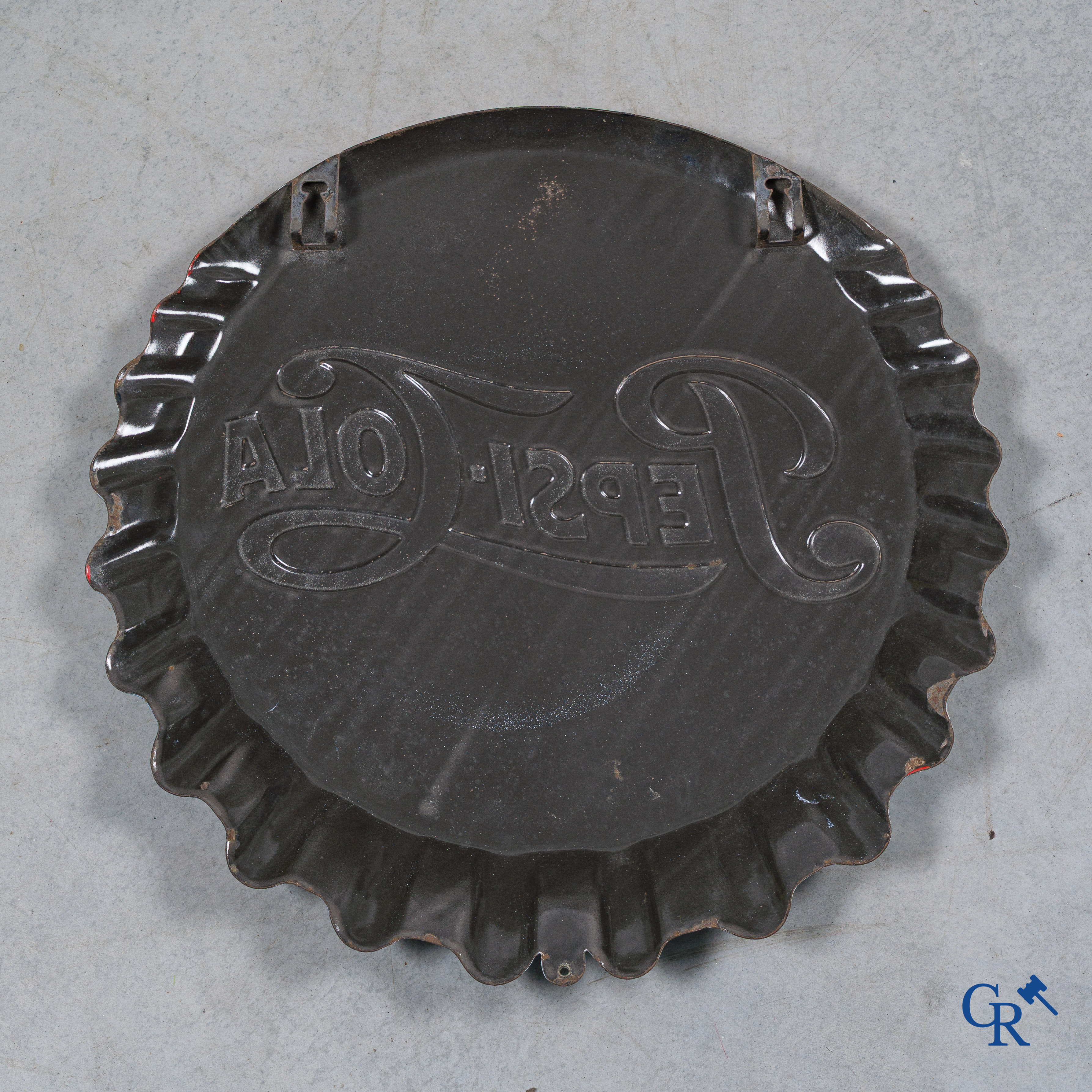 Pepsi-Cola, emaille reclamebord in reliëf in de vorm van een kroonkurk, Langcat Holland.