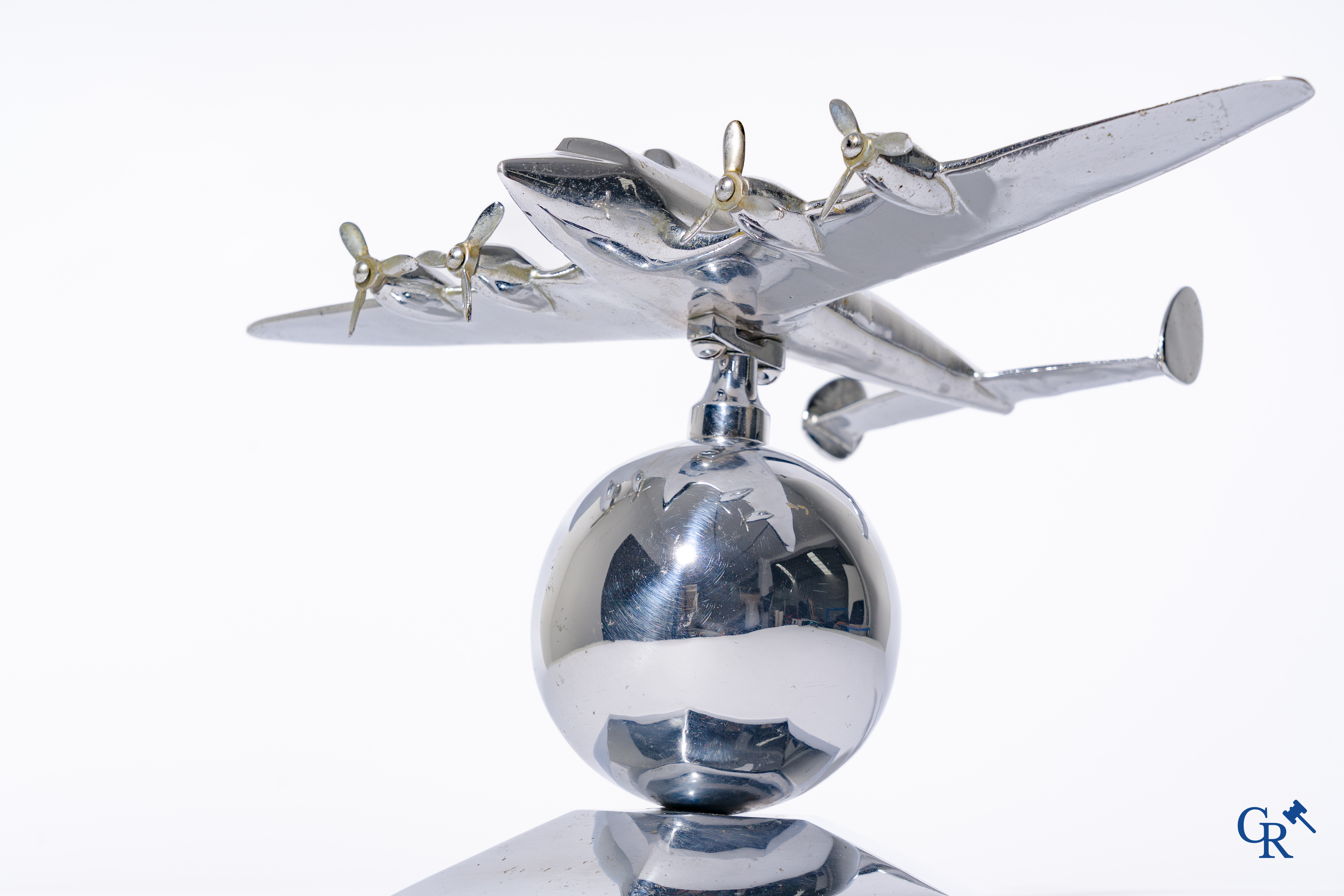 Art Deco, een 30'er jaren bureaumodel van een vliegtuig in verchroomd brons gemonteerd op standaard.