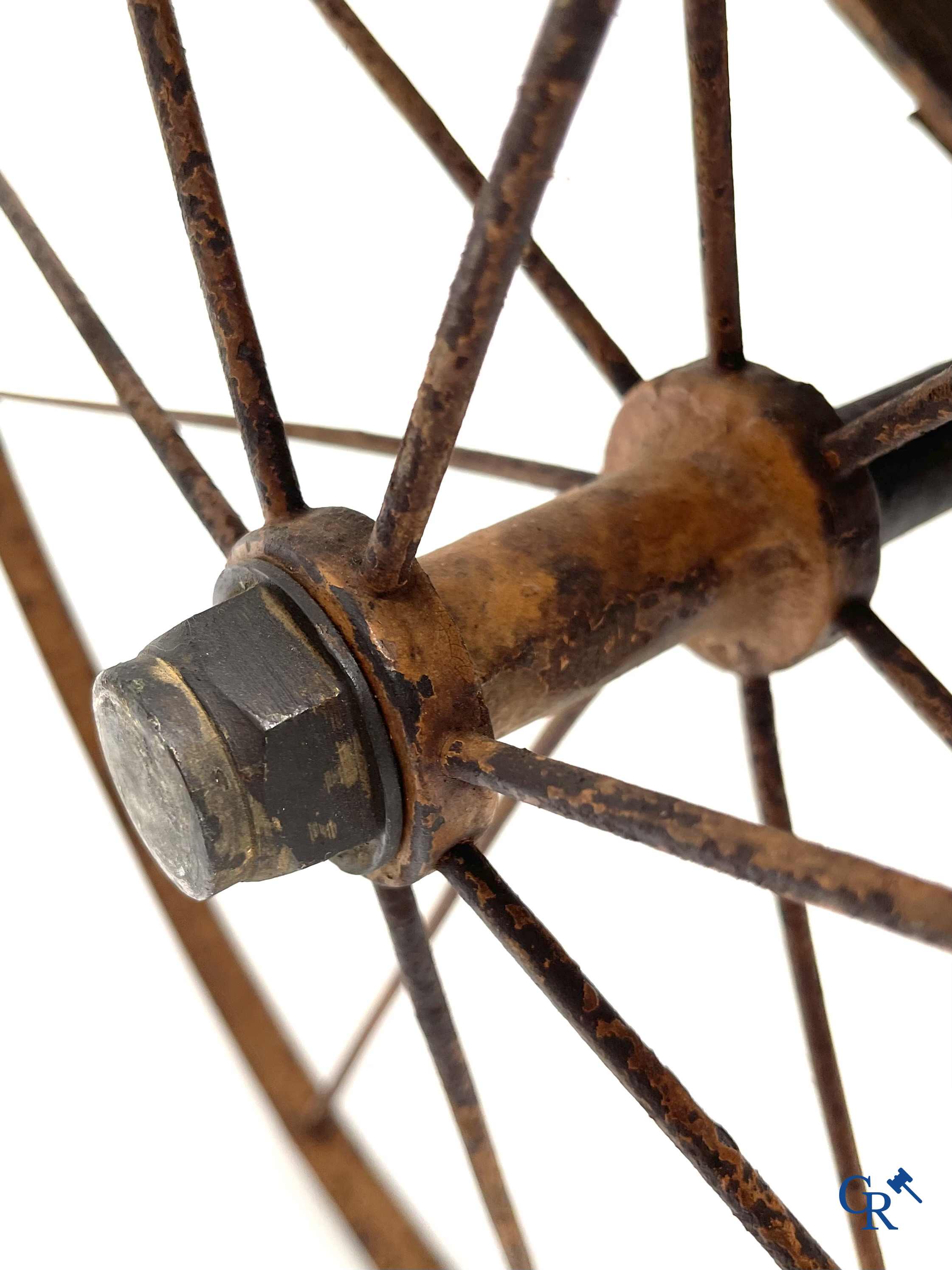 Zeldzame mechanische kinderkar in gevlochten riet en beschilderd metaal ontworpen door Peugeot. Circa 1900.