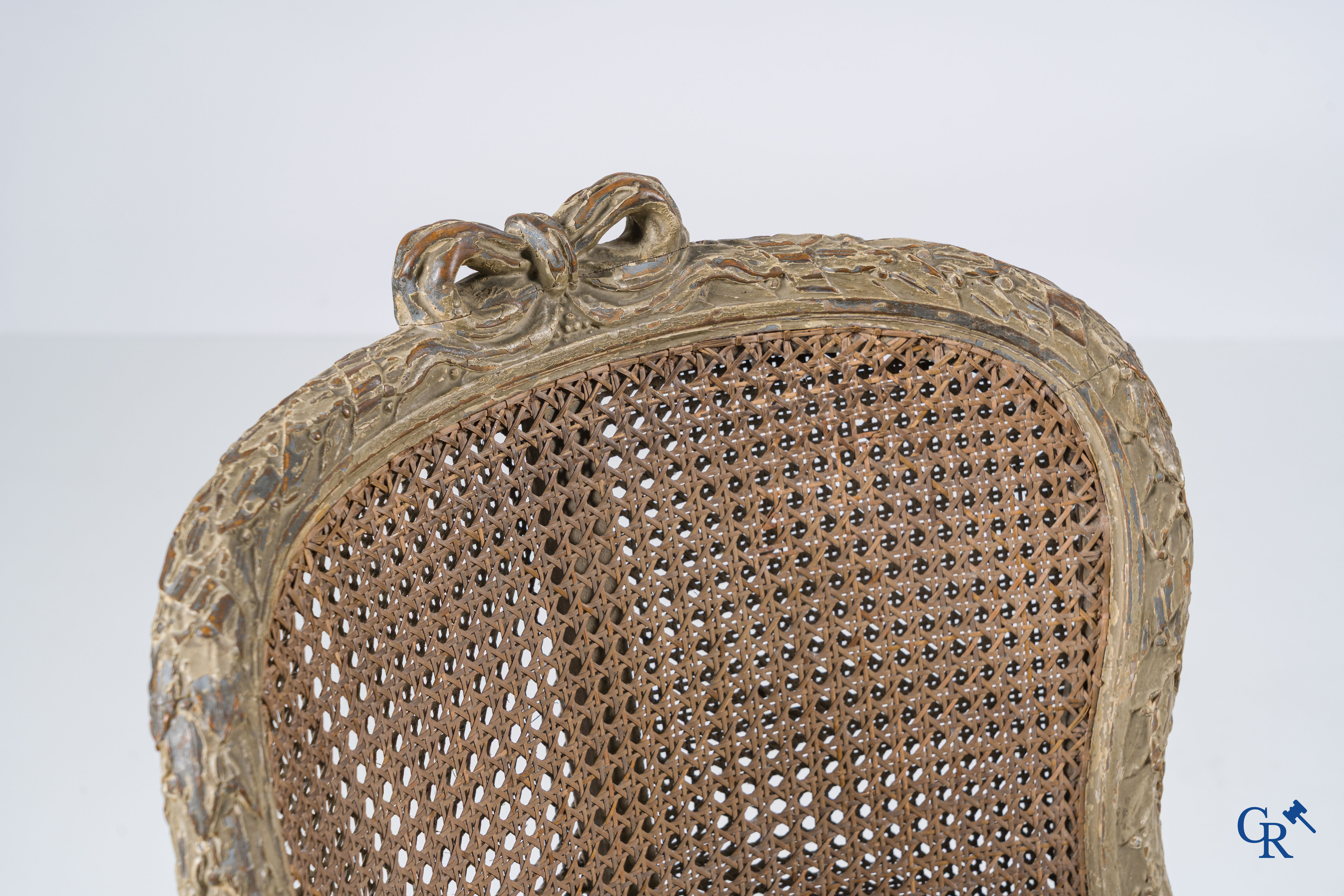 Louis XVI period. A gray patinated and wood sculpted LXVI banquet with cannage. Late 18th century.