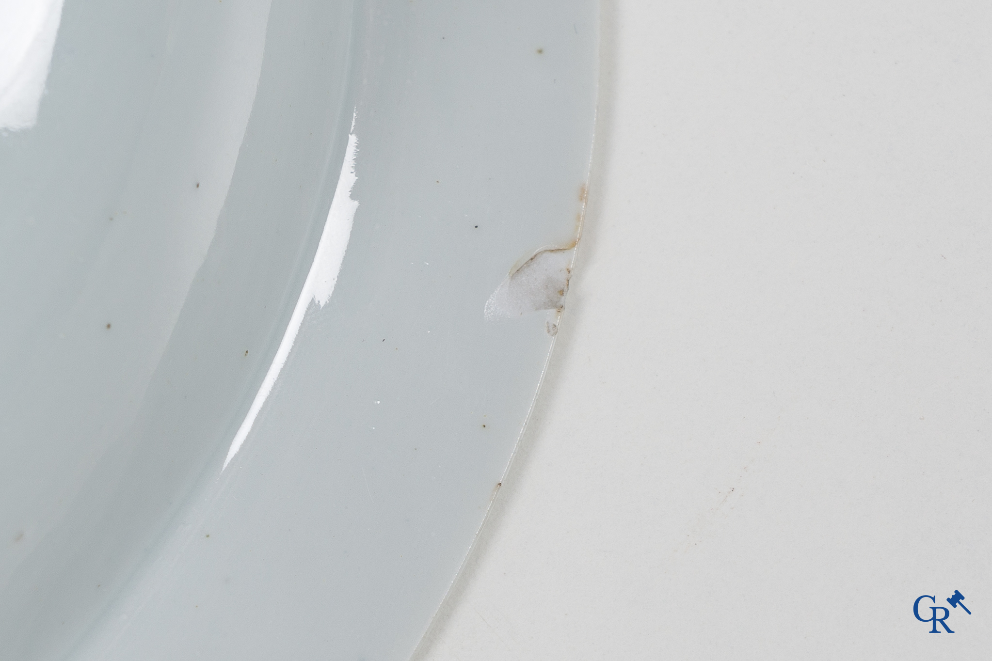 Asian Art, Chinese porcelain. A pair of deep dishes with ladies in blue and white porcelain. Kangxi/Yongzheng period.