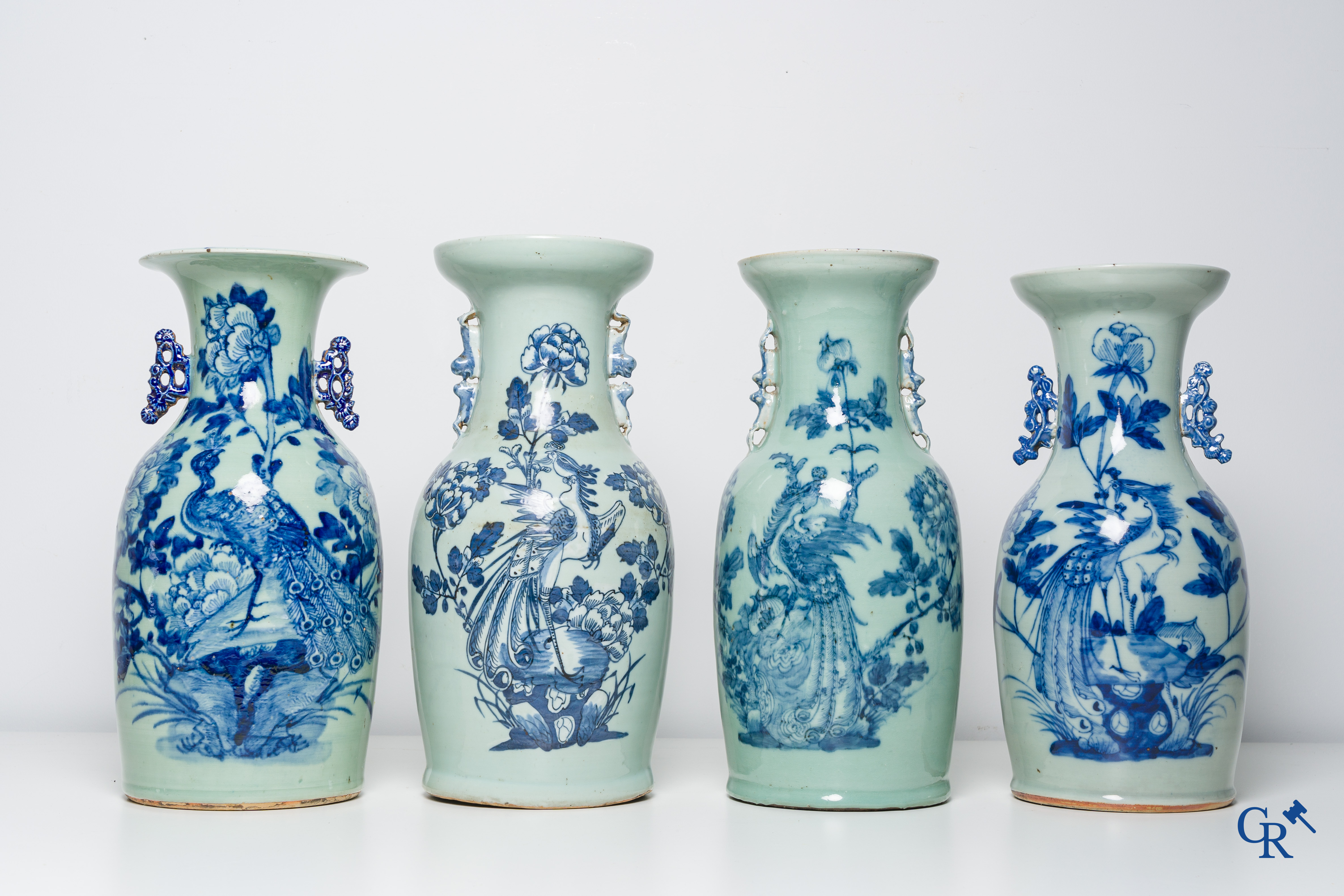 Aziatica, een kavel van 8 Chinese blauw-witte celadon vazen. 19e eeuw.