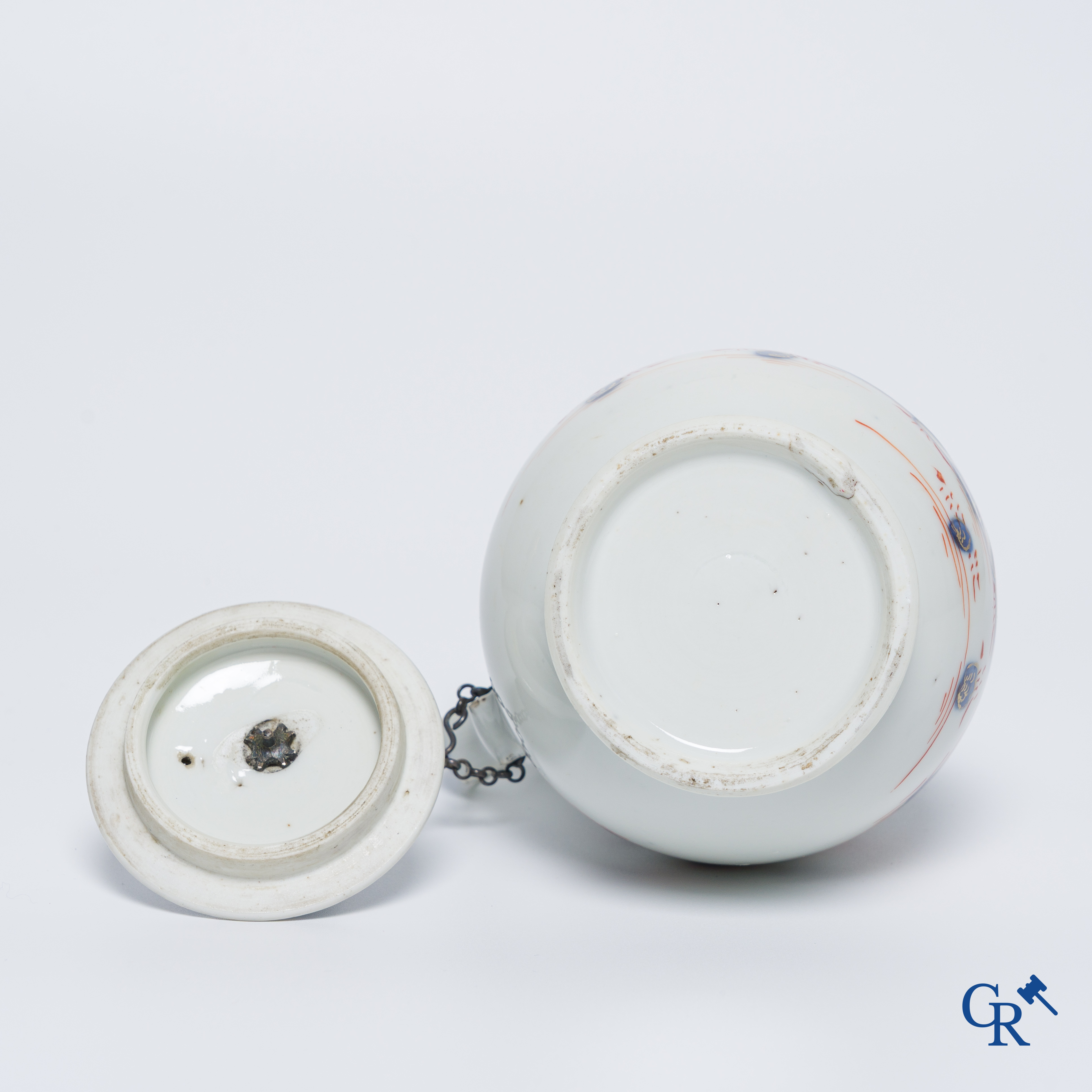 Aziatica: Een Chinese zilver gemonteerde imari-stijl dekselkan. Qianlong-periode.