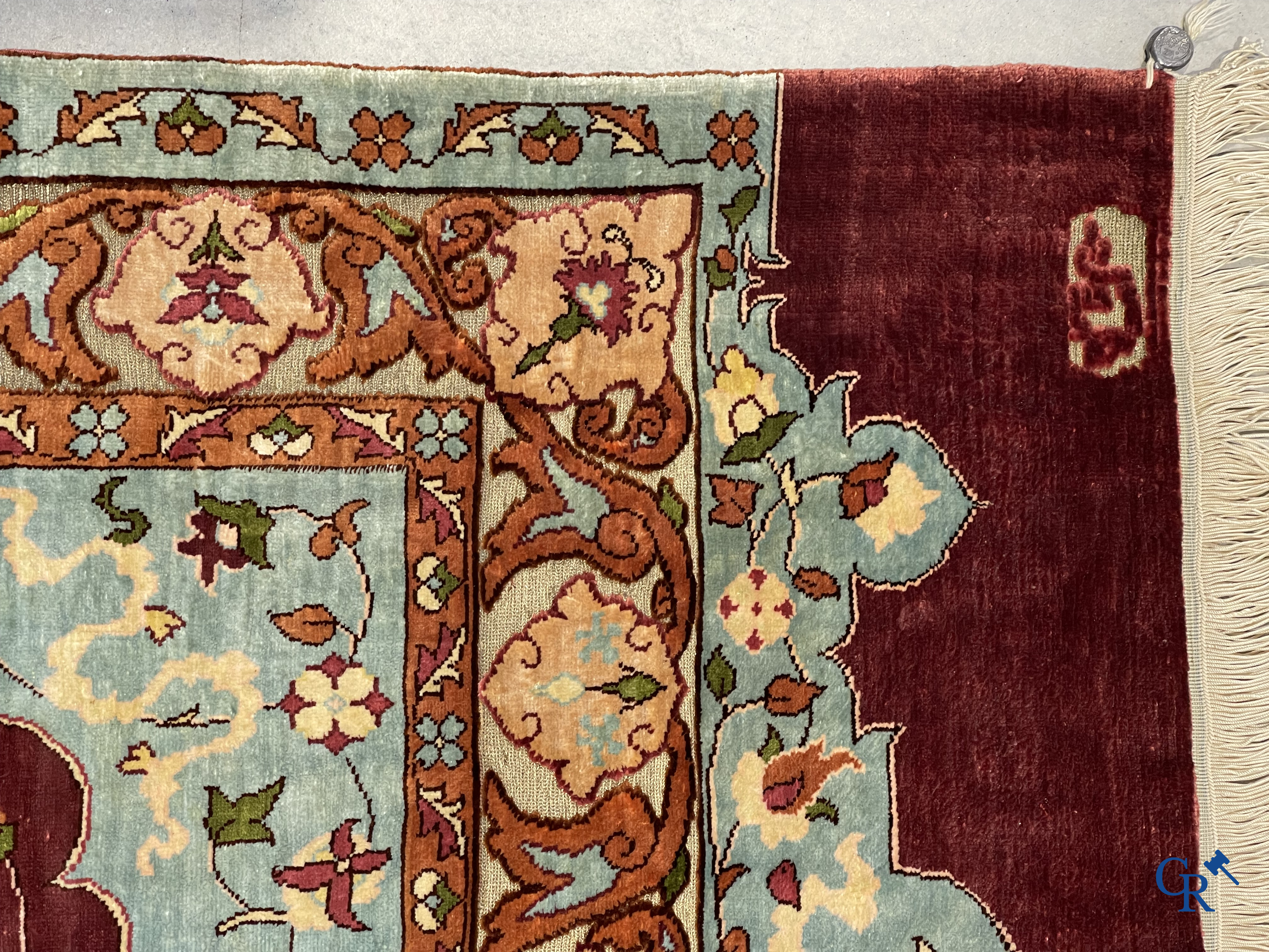 Oosterse tapijten. 2 kleine zijden tapijtjes bewerkt met gouddraad.