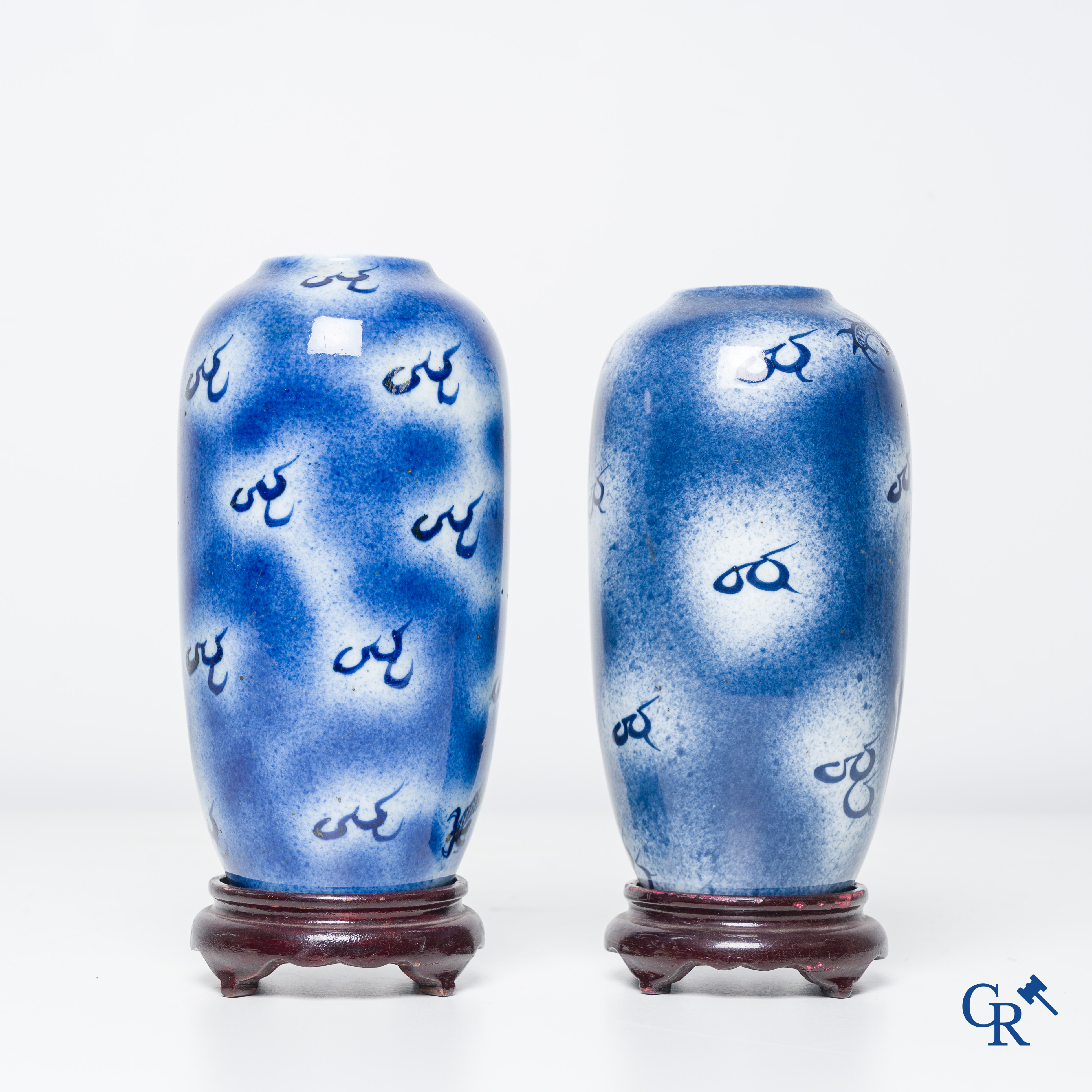 Art Asiatique, porcelaine chinoise, 2 vases chinois au décor dragon. Porte une marque Kangxi.