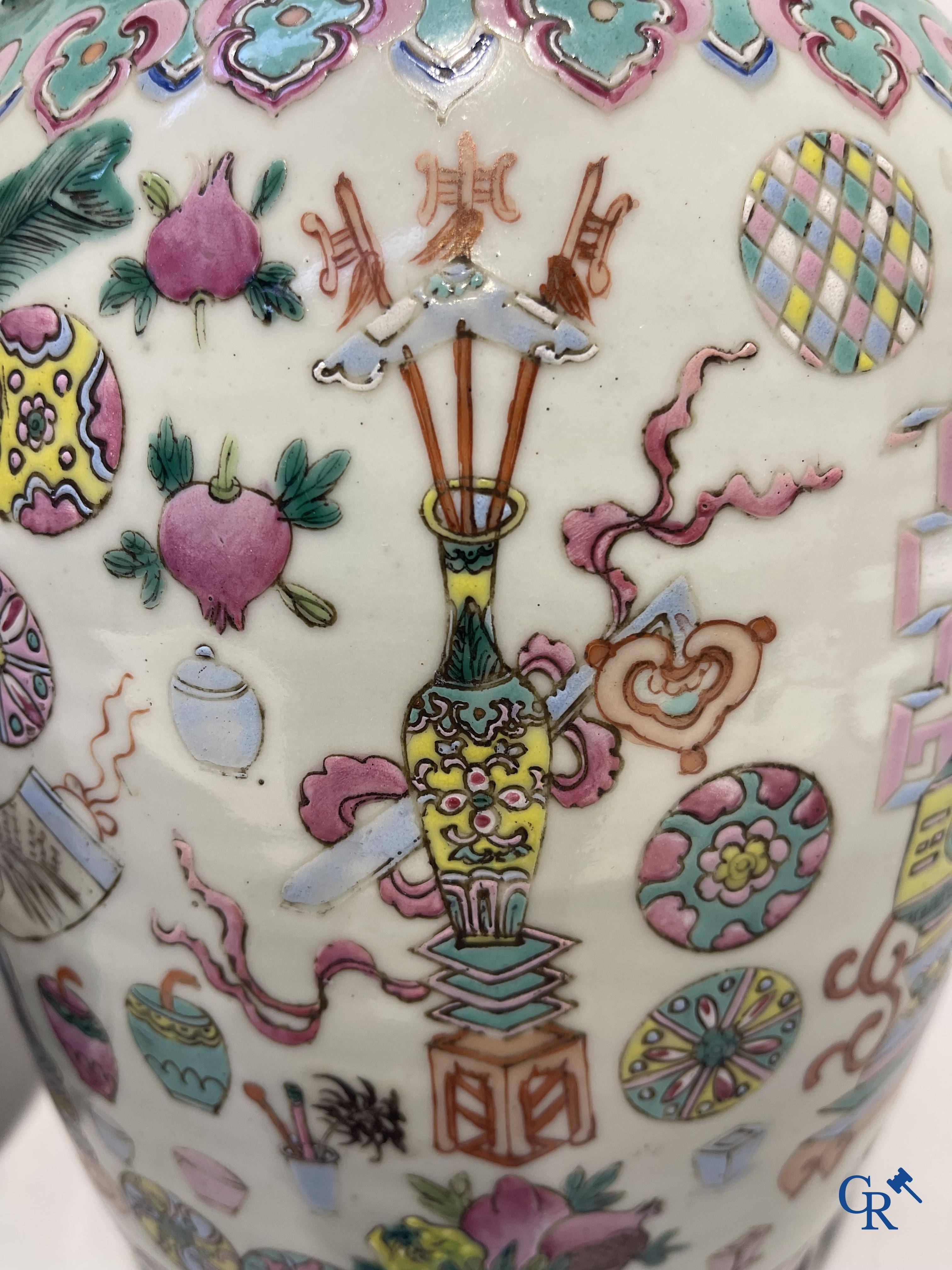 Art Asiatique, porcelaine chinoise. Une paire de vases chinois avec un décor d'antiquités. 19ème siècle.