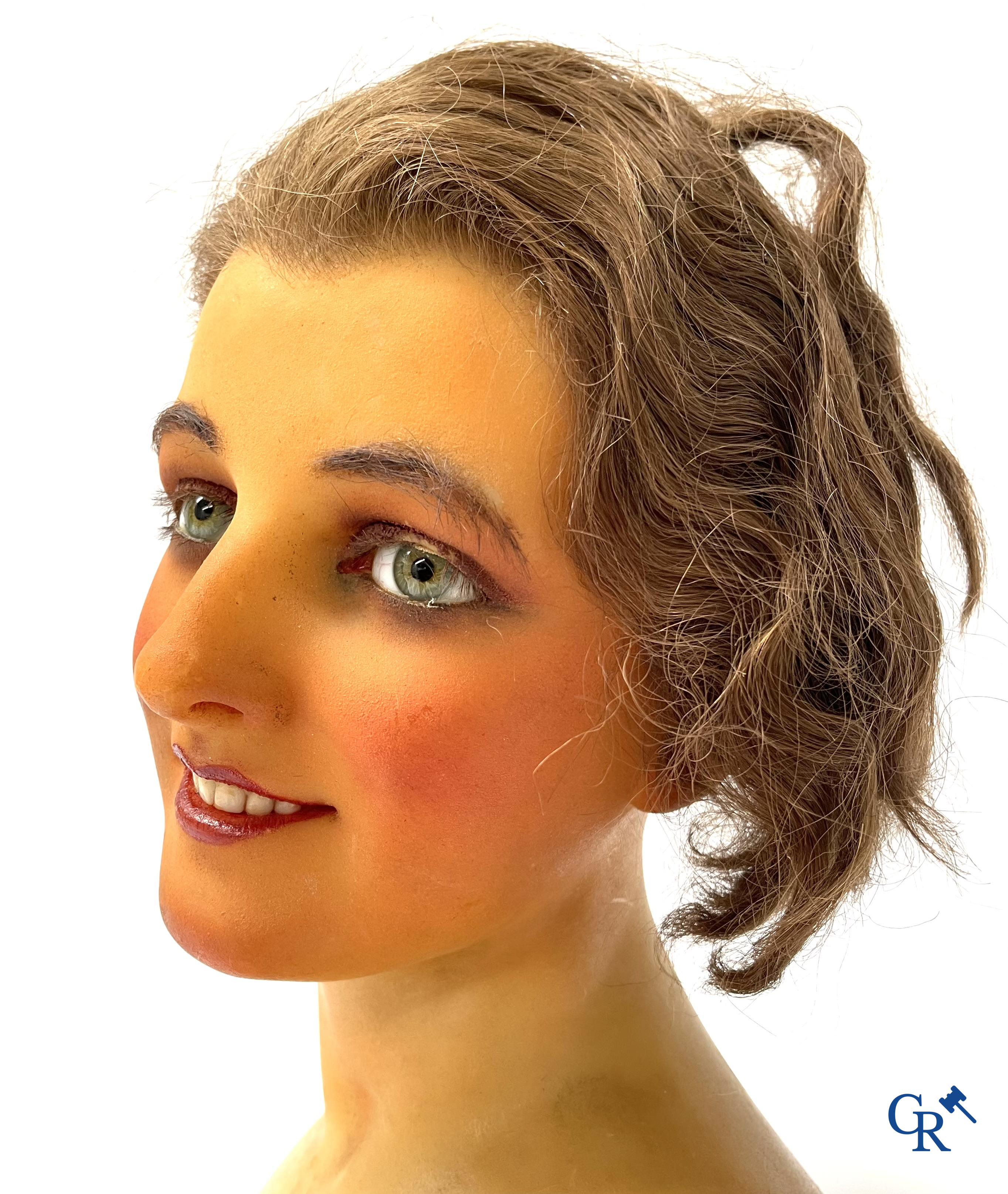 Een paar bustes voor mannequins in was met glazen ogen. Hoogstwaarschijnlijk Siegel of Pierre Imans. Circa 1920.